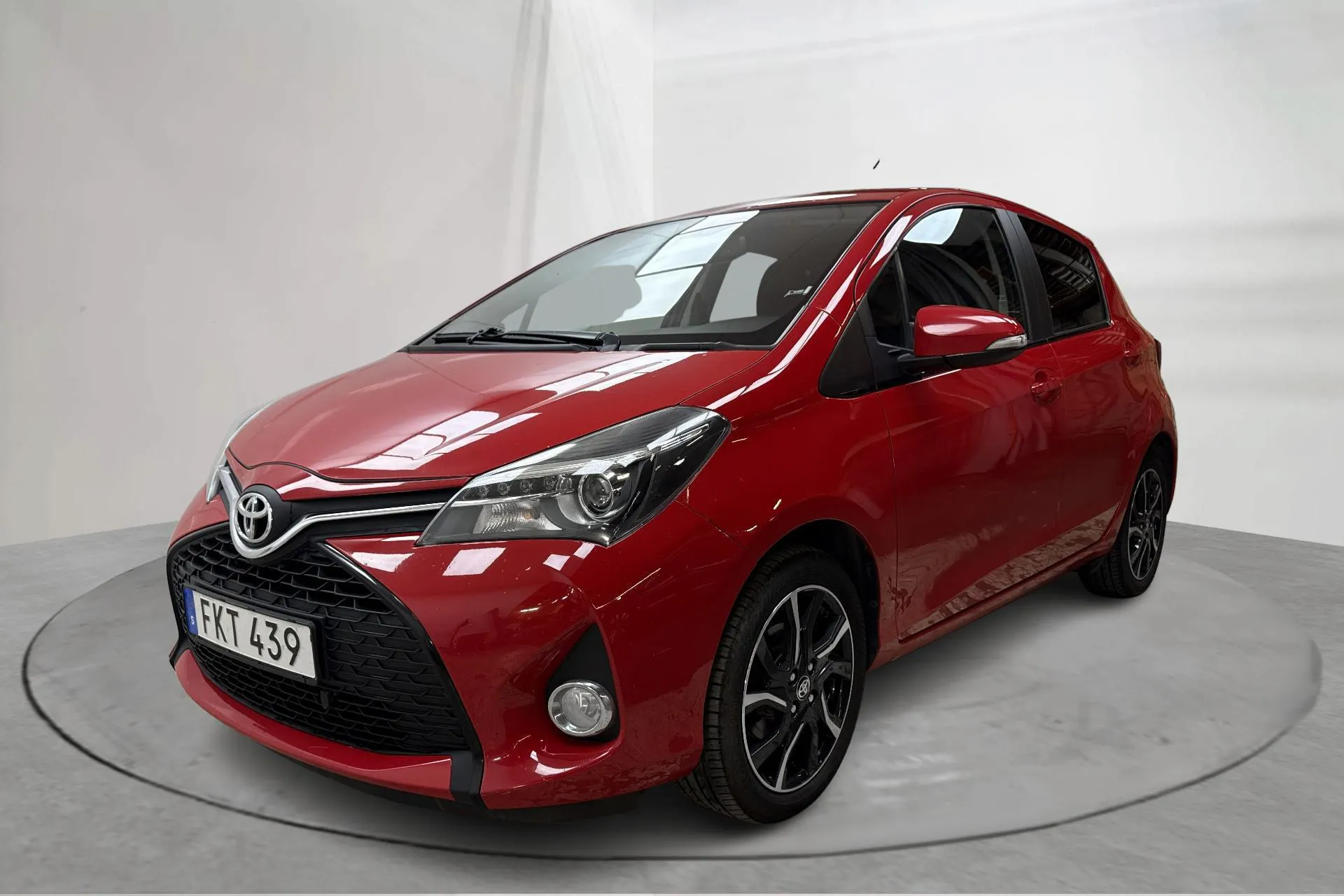 Presentation photo 1 of 15: Toyota Yaris 1.33 5dr (100hk) - 95 720 km - Manual - red - 2014