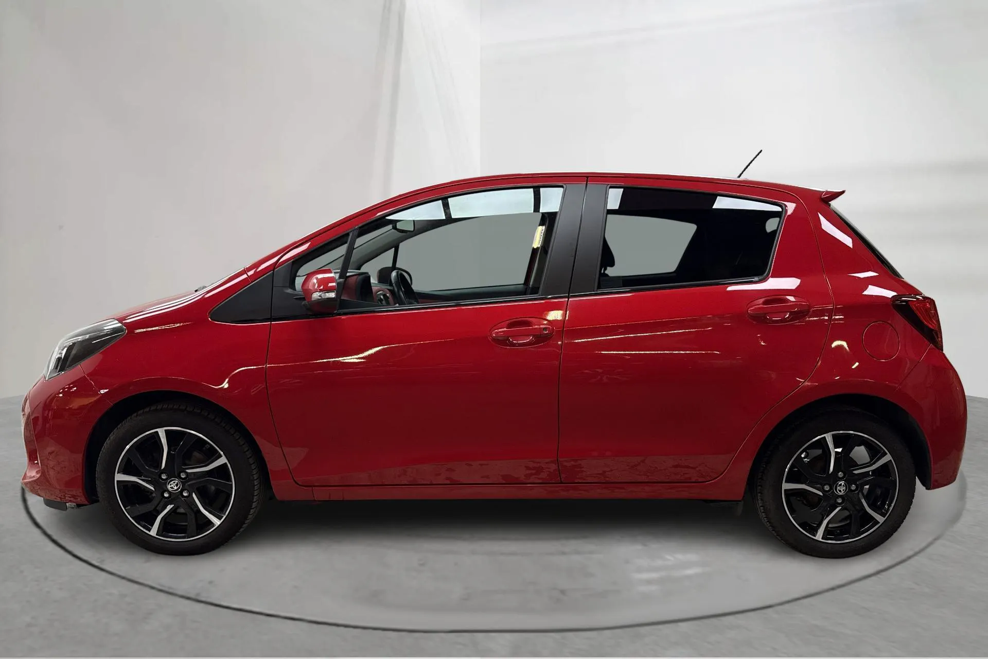 Presentation photo 2 of 15: Toyota Yaris 1.33 5dr (100hk) - 95 720 km - Manual - red - 2014