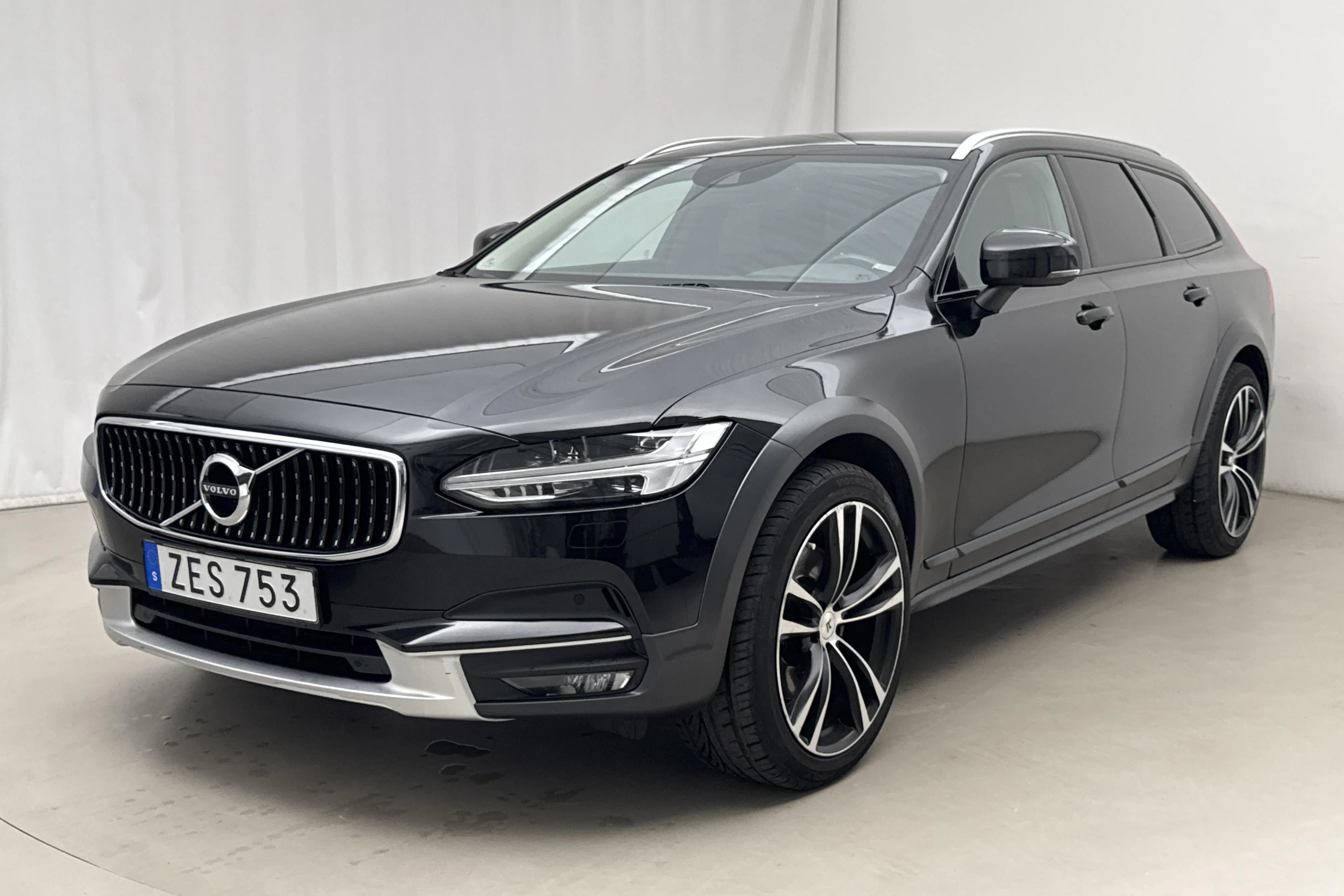 Presentation photo 1 of 15: Volvo V90 D4 Cross Country AWD (190hk) - 224 770 km - Automatic - black - 2018