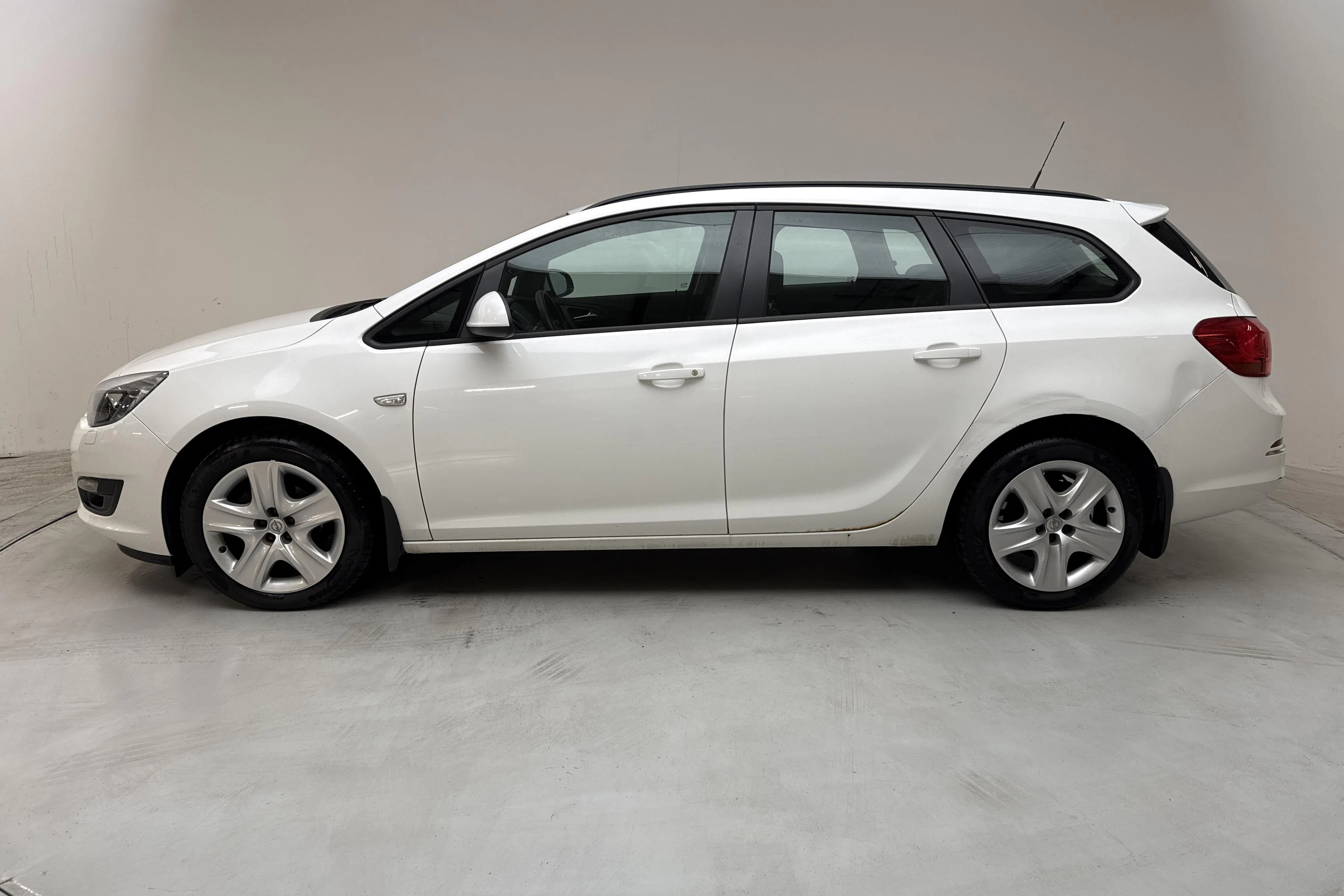 Presentation photo 2 of 12: Opel Astra 1.6 ECOTEC Sports Tourer (115hk) - 143 660 km - Manual - white - 2013