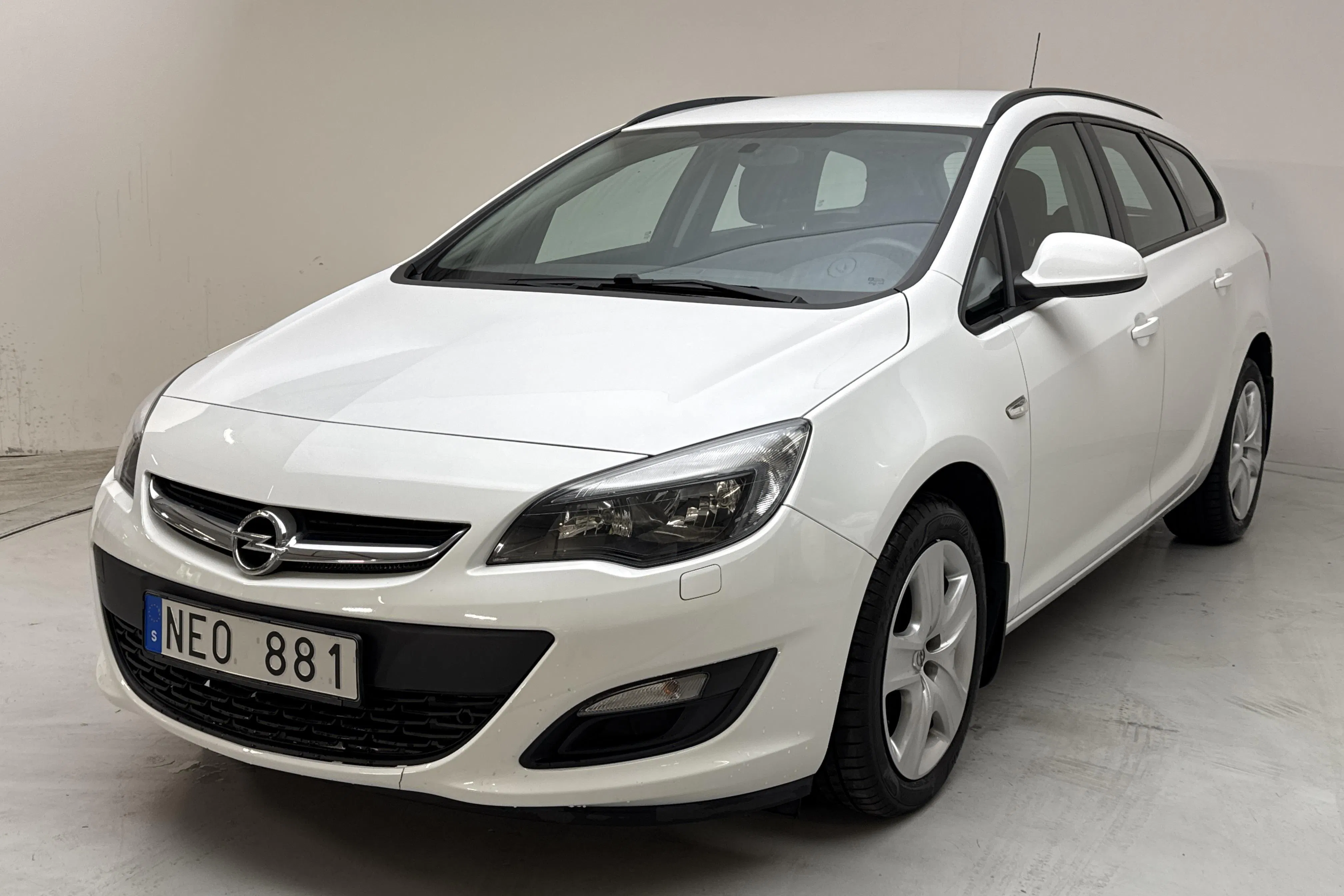 Presentation photo 1 of 12: Opel Astra 1.6 ECOTEC Sports Tourer (115hk) - 143 660 km - Manual - white - 2013