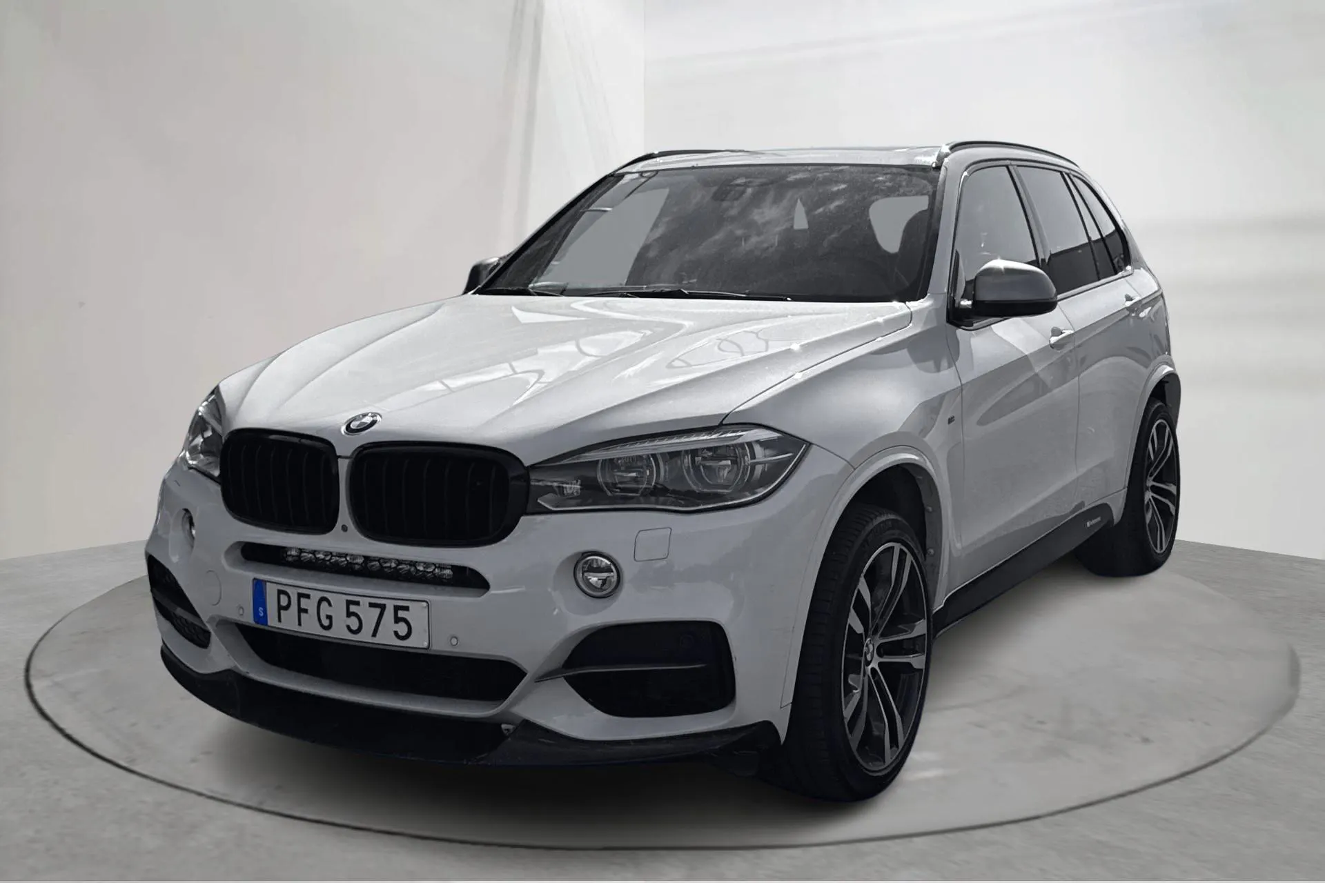 Presentationsfoto 1 av 18: BMW X5 M50d, F15 (381hk) - 13 466 mil - Automat - vit - 2017