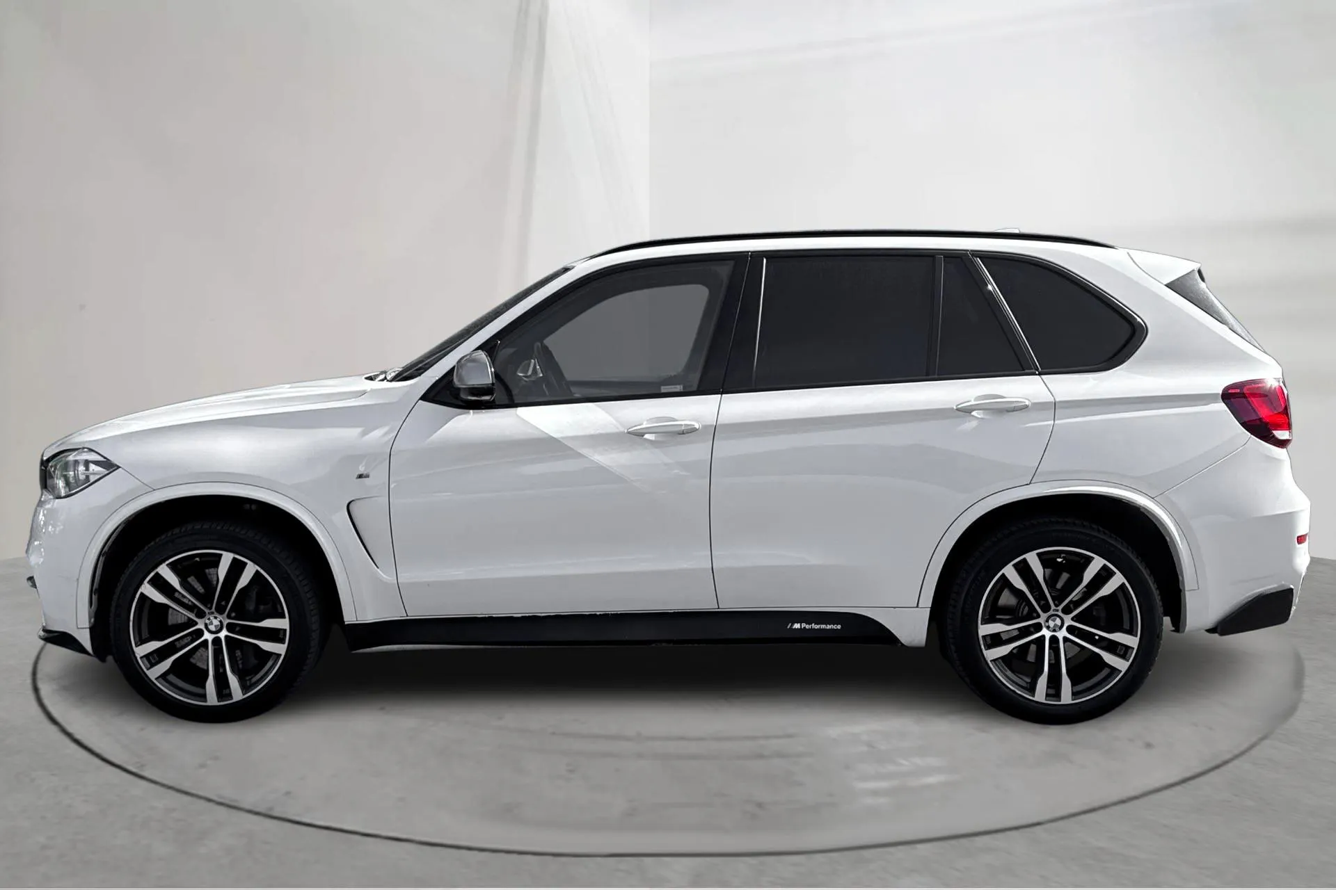 Presentationsfoto 2 av 18: BMW X5 M50d, F15 (381hk) - 13 466 mil - Automat - vit - 2017