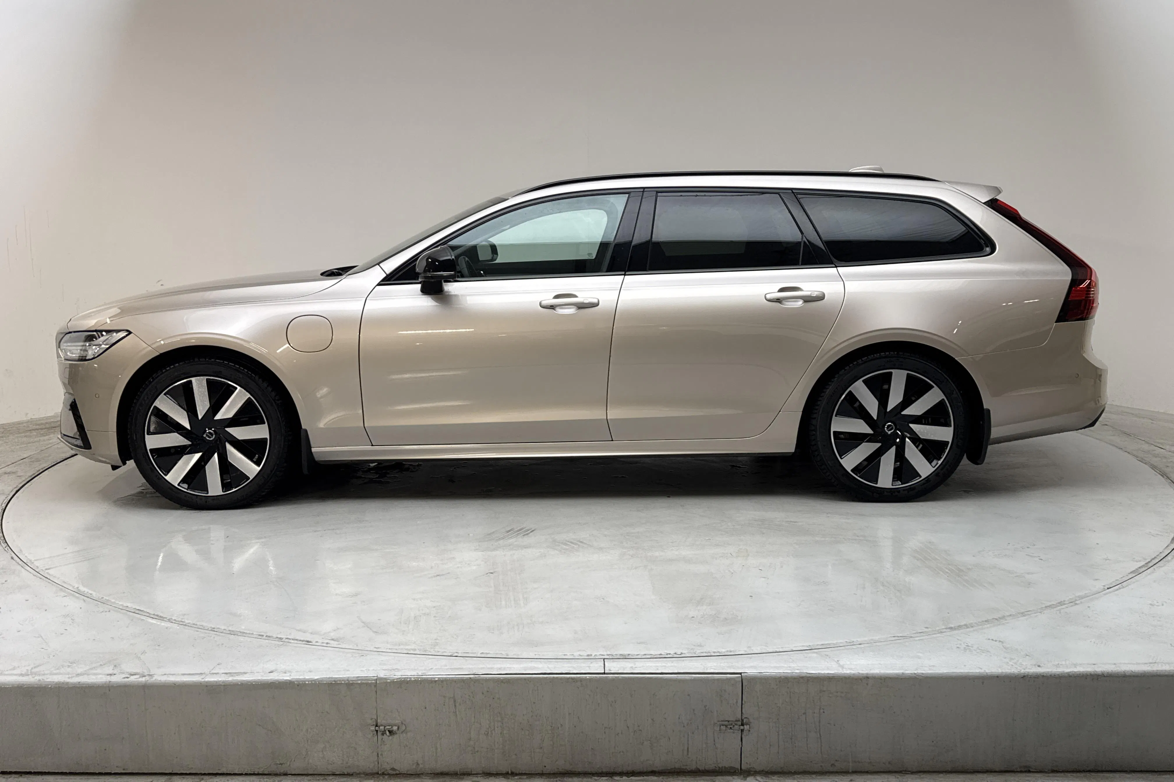 Presentation photo 2 of 22: Volvo V90 T8 AWD Recharge (455hk) - 88 730 km - Automatic - light grey - 2025
