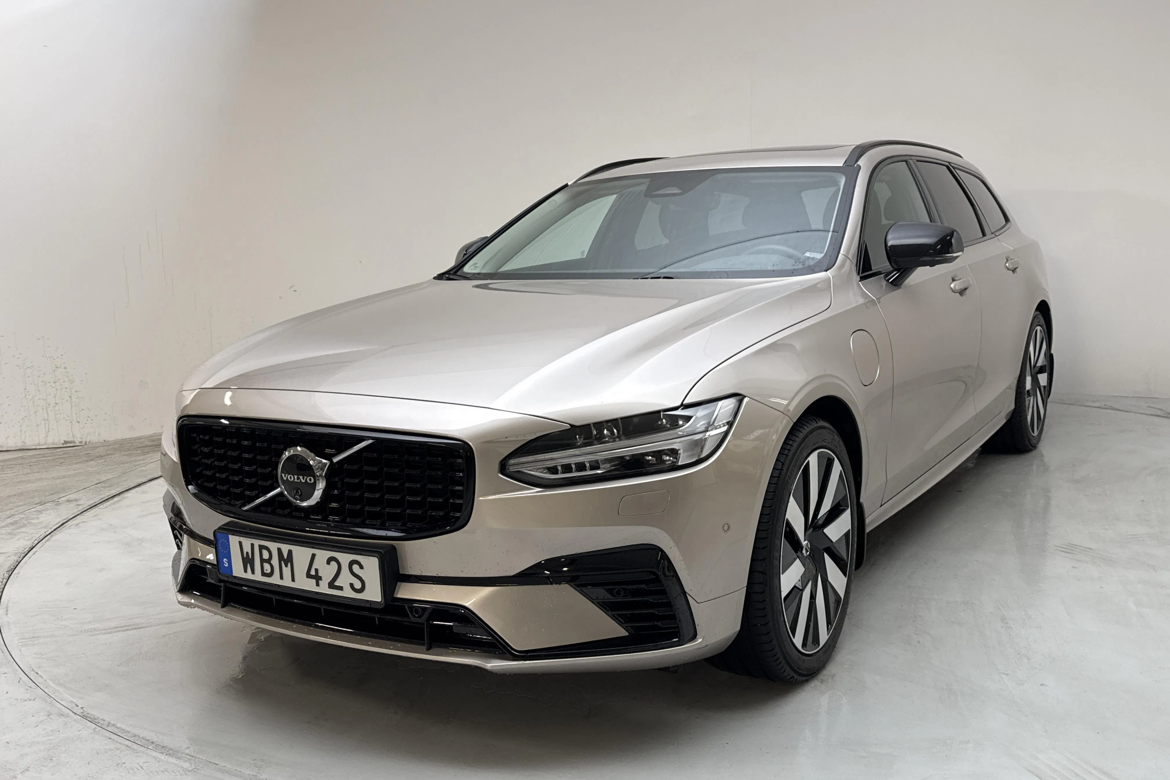 Presentation photo 1 of 22: Volvo V90 T8 AWD Recharge (455hk) - 88 730 km - Automatic - light grey - 2025