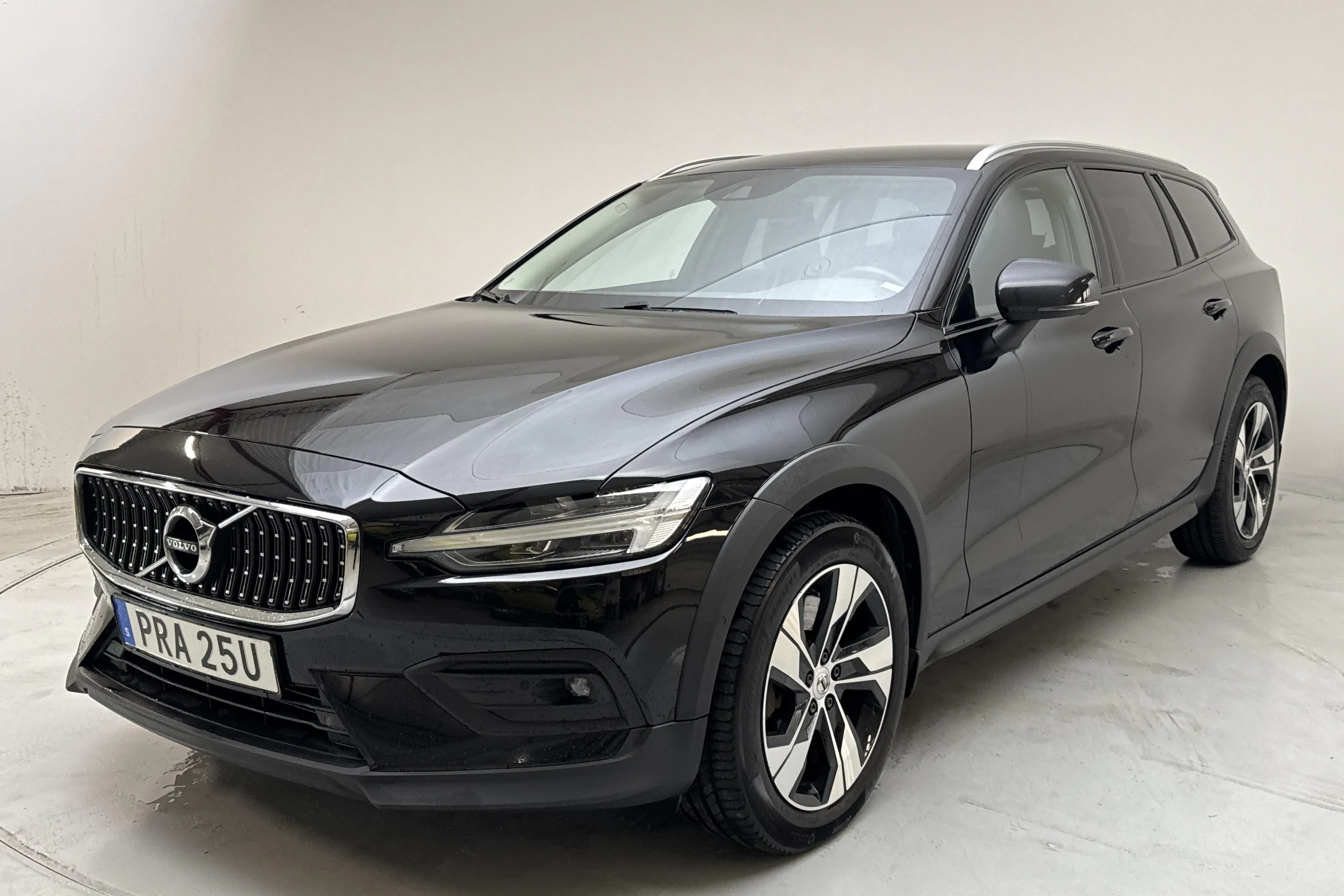Presentation photo 1 of 16: Volvo V60 B4 Cross Country AWD Mildhybrid, Diesel (197hk) - 132 120 km - Automatic - black - 2022