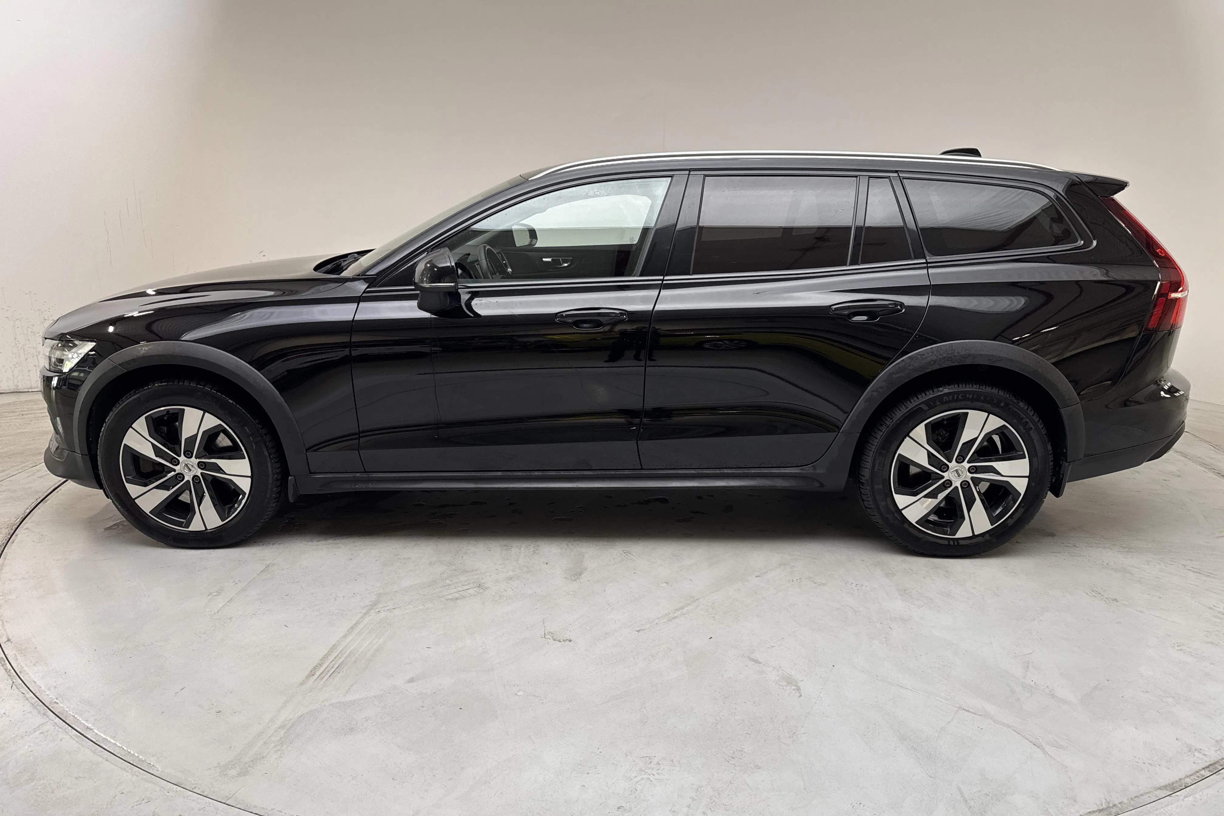 Presentation photo 2 of 16: Volvo V60 B4 Cross Country AWD Mildhybrid, Diesel (197hk) - 132 120 km - Automatic - black - 2022