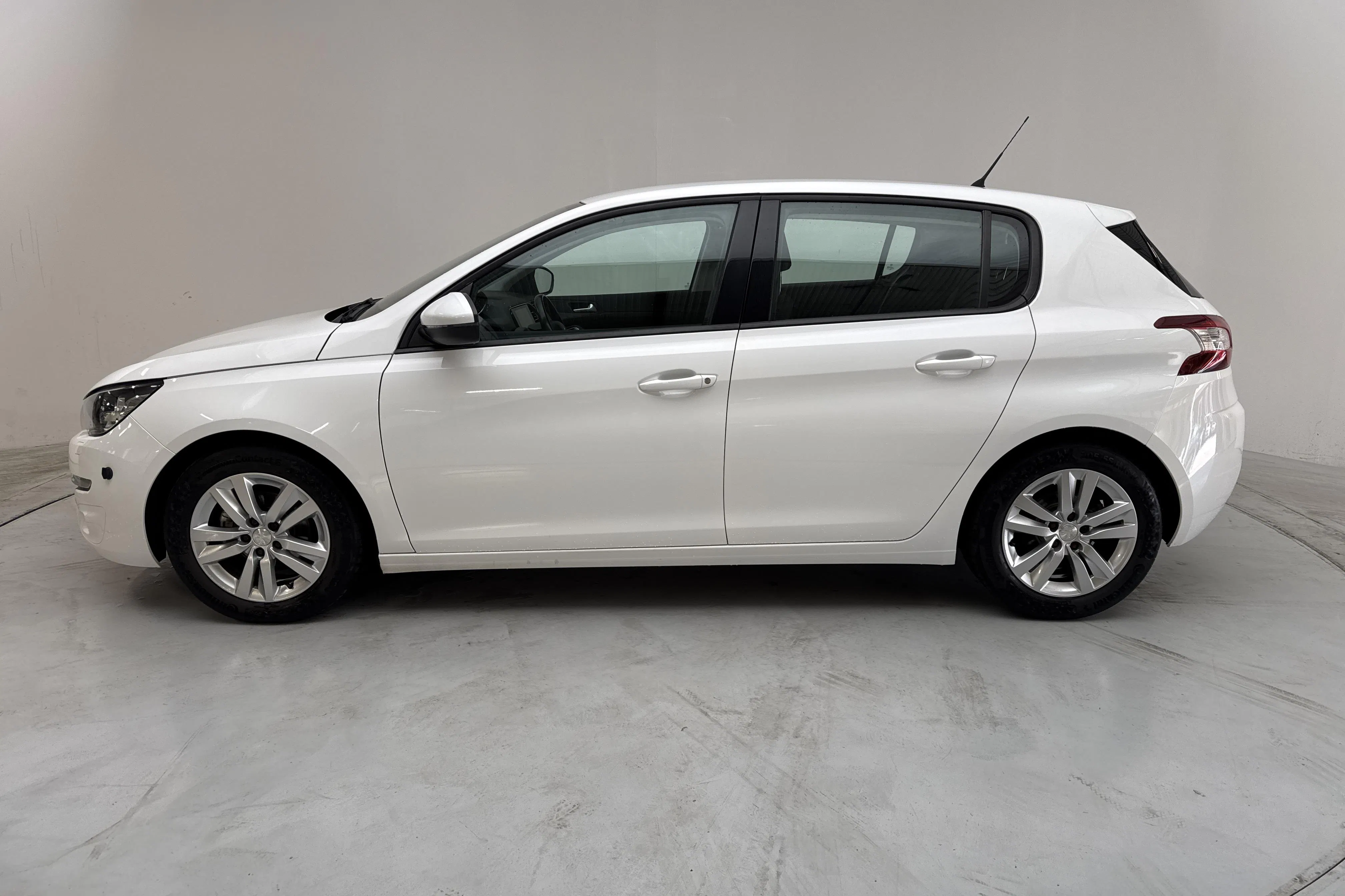 Esittelykuva 2 osoitteesta 12: Peugeot 308 PureTech 5dr (110hk) - 105 640 km - Manuaalinen - valkoinen - 2016