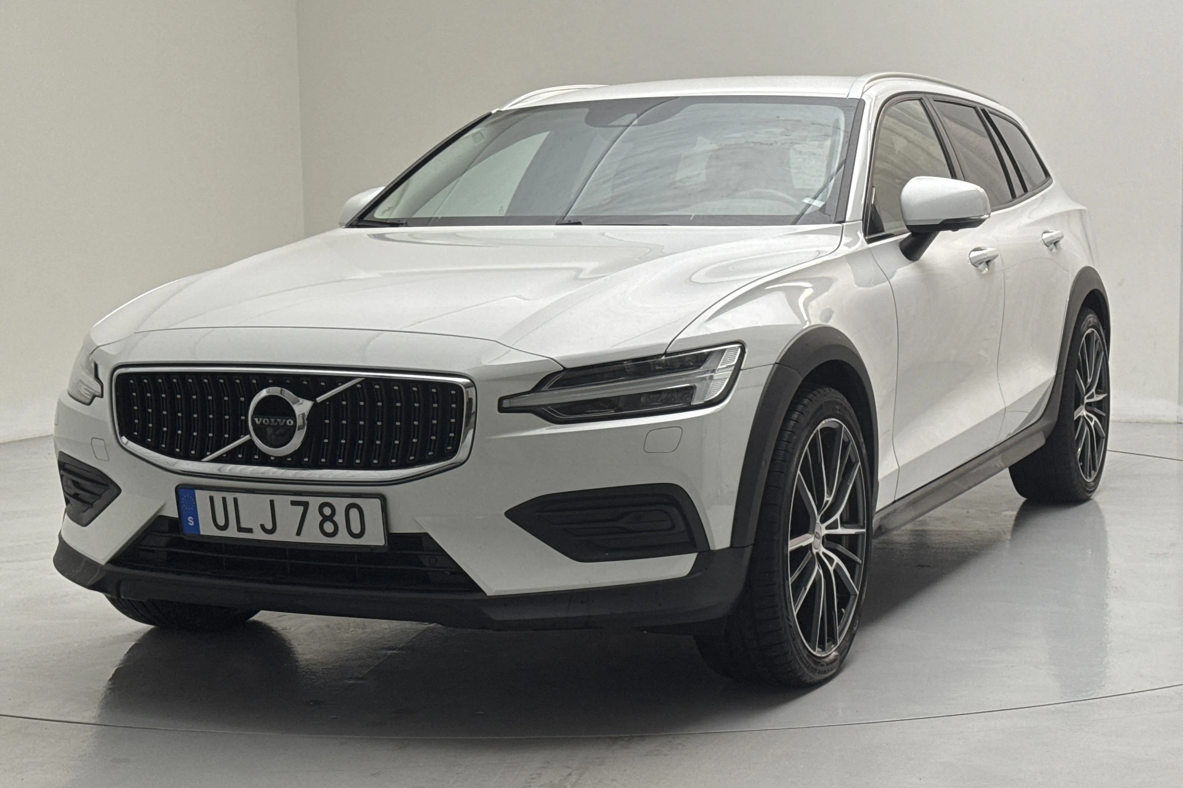 Presentationsfoto 1 av 17: Volvo V60 B4 Cross Country AWD Mildhybrid, Diesel (197hk) - 16 319 mil - Automat - vit - 2022