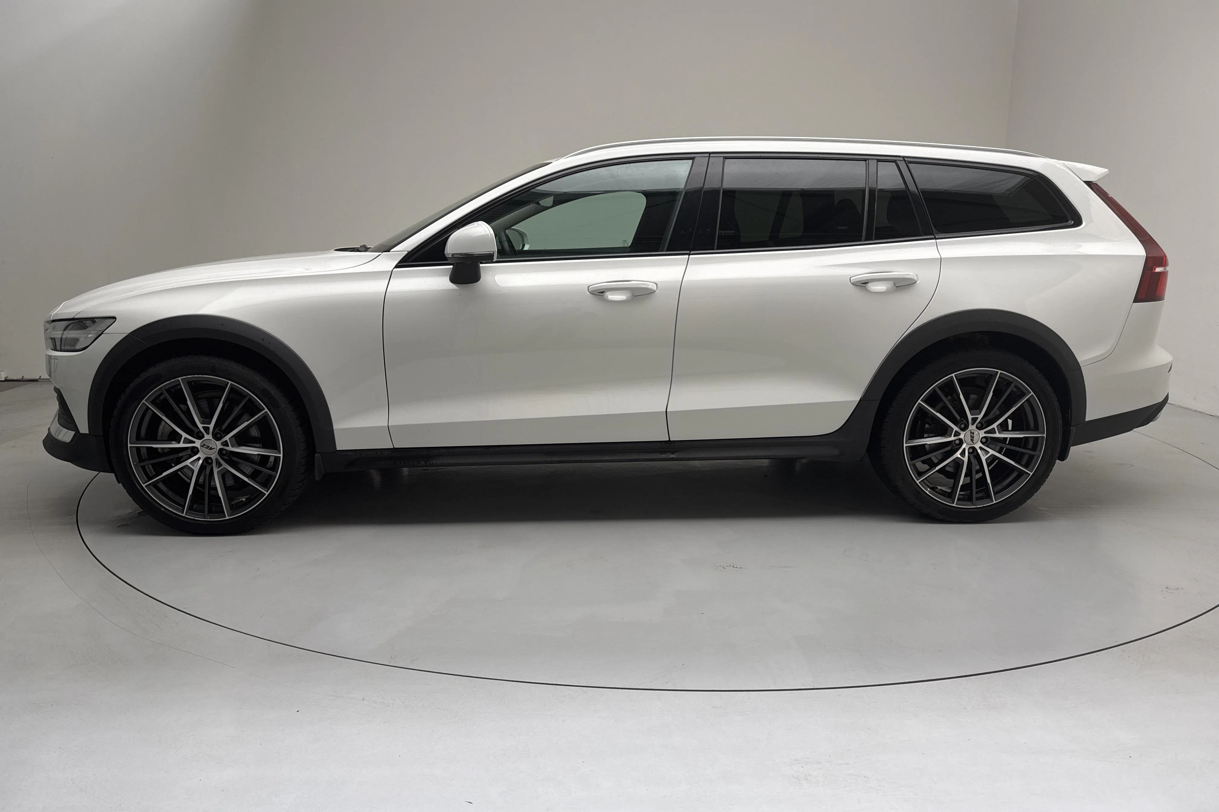 Presentationsfoto 2 av 17: Volvo V60 B4 Cross Country AWD Mildhybrid, Diesel (197hk) - 16 319 mil - Automat - vit - 2022