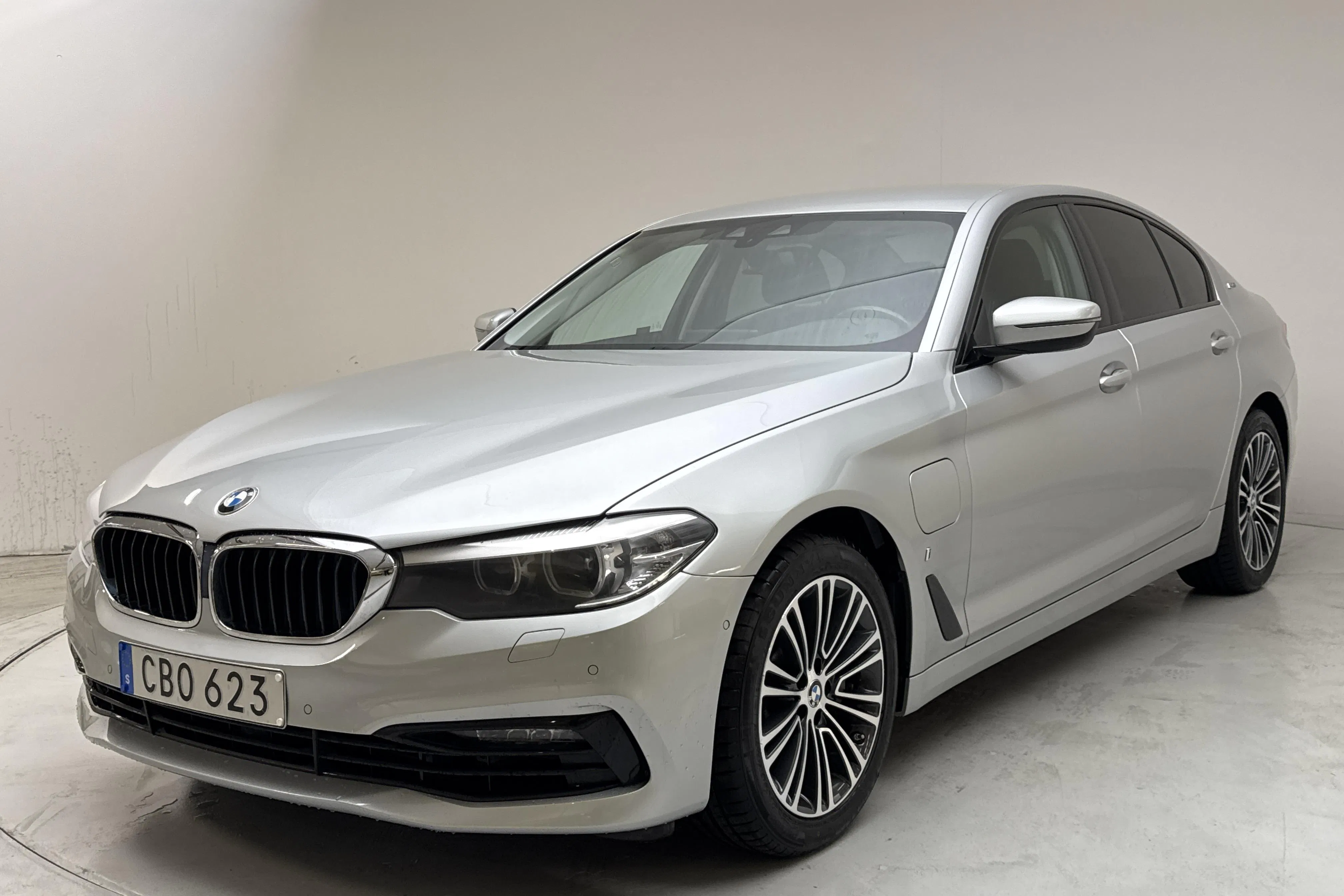 Presentationsfoto 1 av 16: BMW 530e iPerformance Sedan, G30 (252hk) - 21 354 mil - Automat - silver - 2019