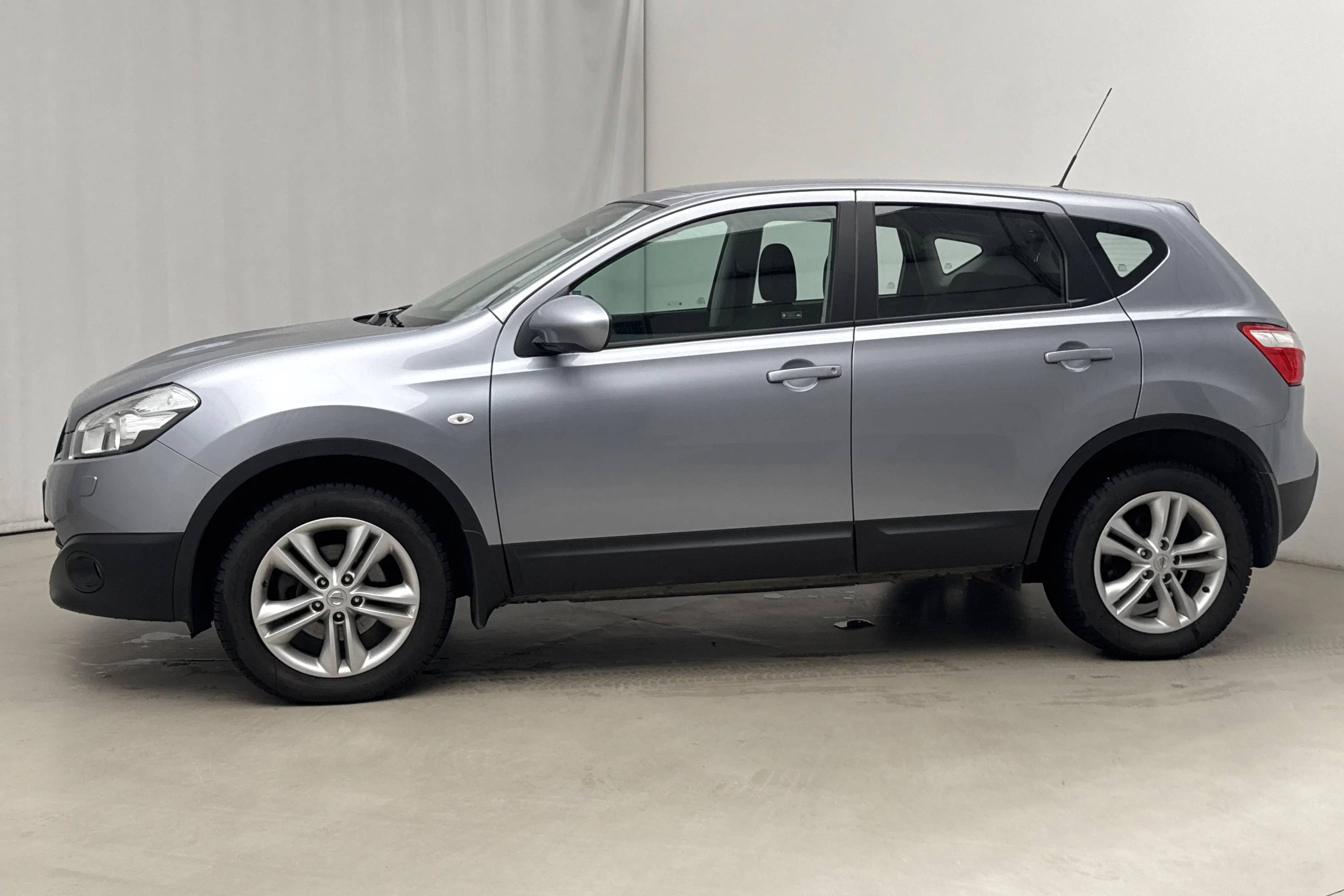 Presentationsfoto 2 av 13: Nissan Qashqai 2.0 dCi 4x4 (150hk) - 8 176 mil - Automat - grå - 2012
