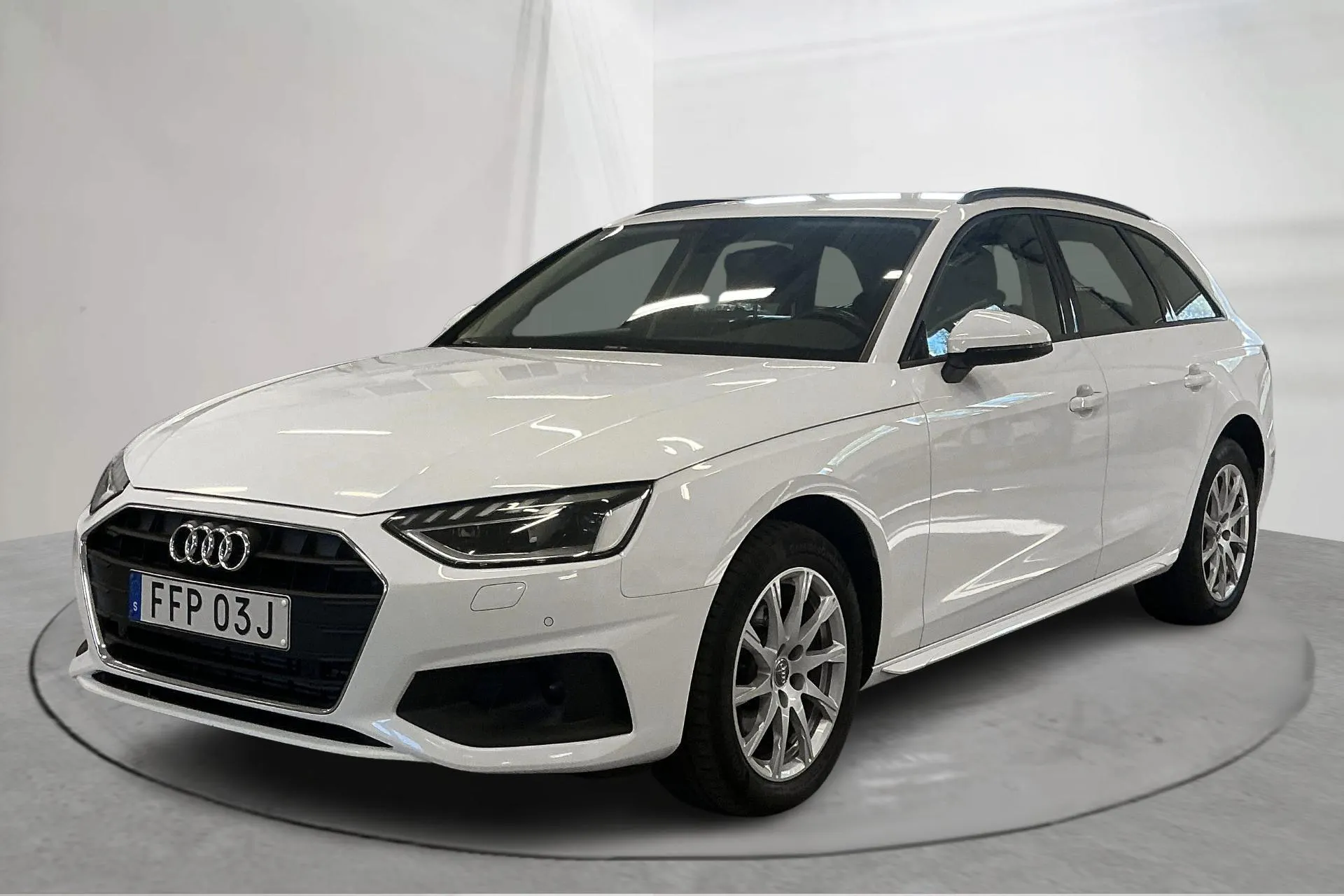 Presentationsfoto 1 av 13: Audi A4 2.0 TFSI g-tron Avant (170hk) - 9 457 mil - Automat - vit - 2021