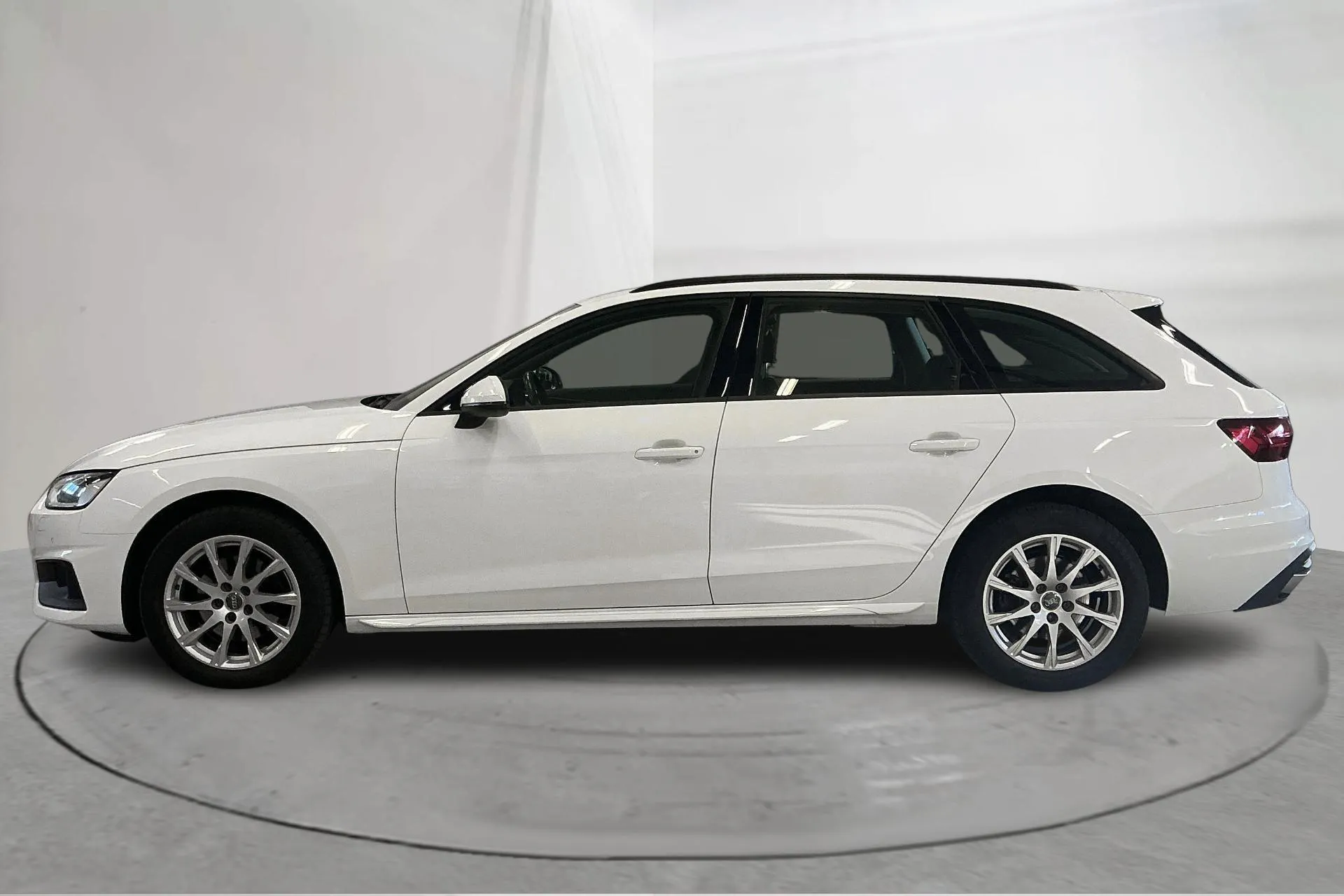 Presentationsfoto 2 av 13: Audi A4 2.0 TFSI g-tron Avant (170hk) - 9 457 mil - Automat - vit - 2021