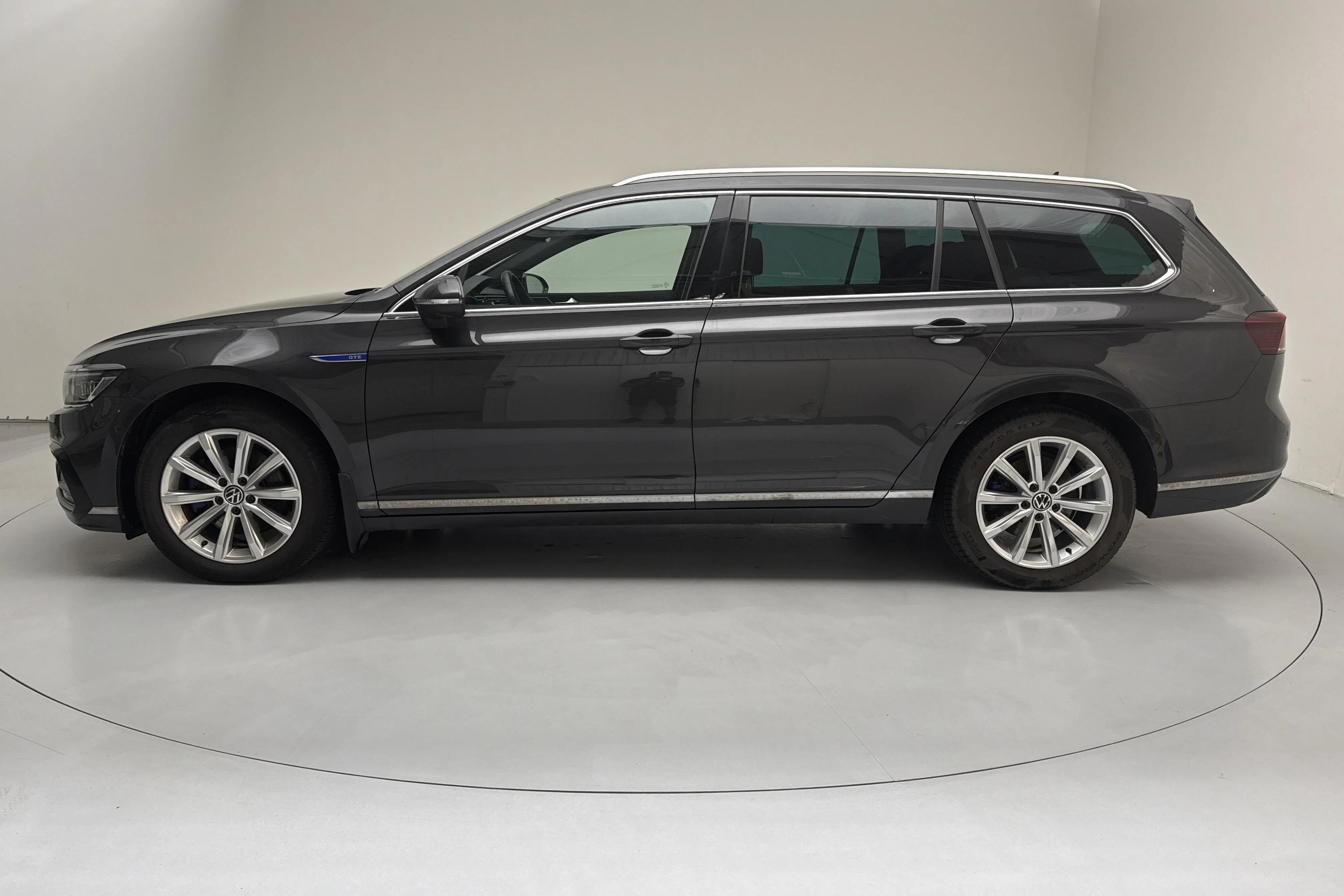 Presentation photo 2 of 18: VW Passat 1.4 GTE Sportscombi (218hk) - 47 420 km - Automatic - dark grey - 2023