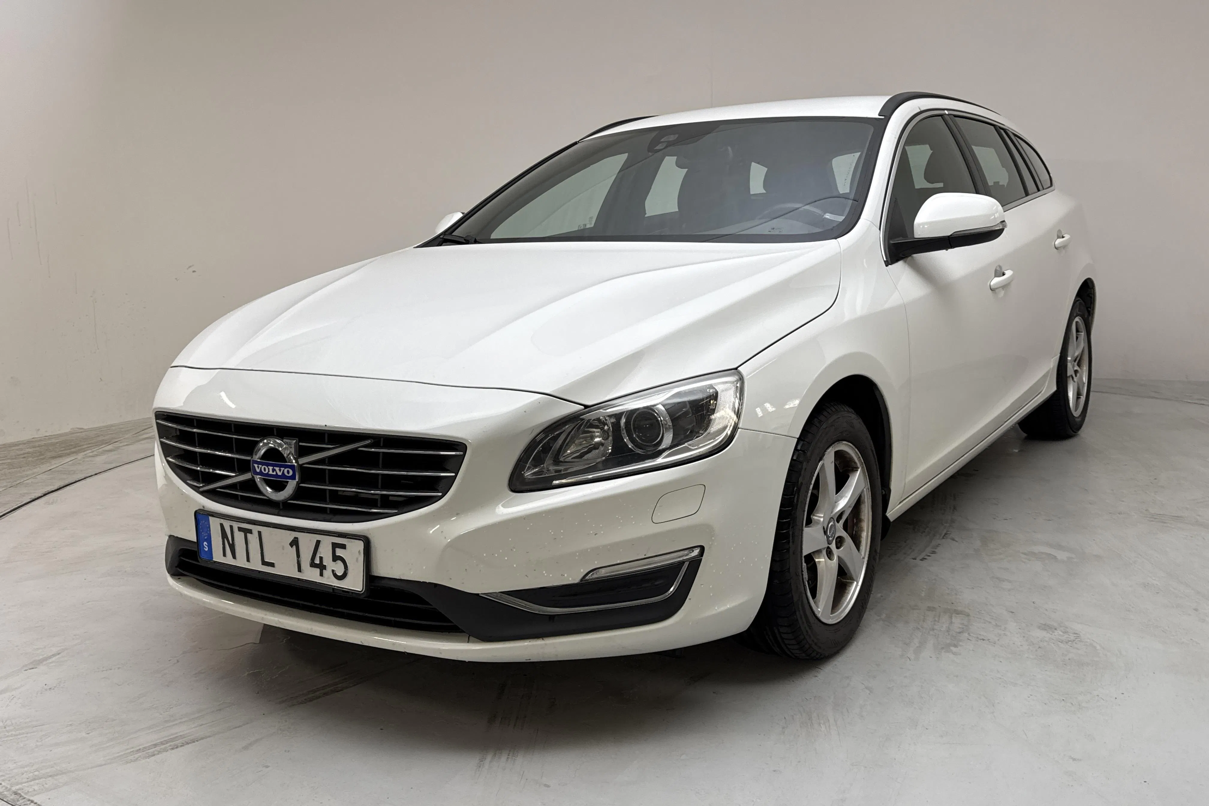 Presentation photo 1 of 13: Volvo V60 D3 (150hk) - 166 370 km - Automatic - white - 2016