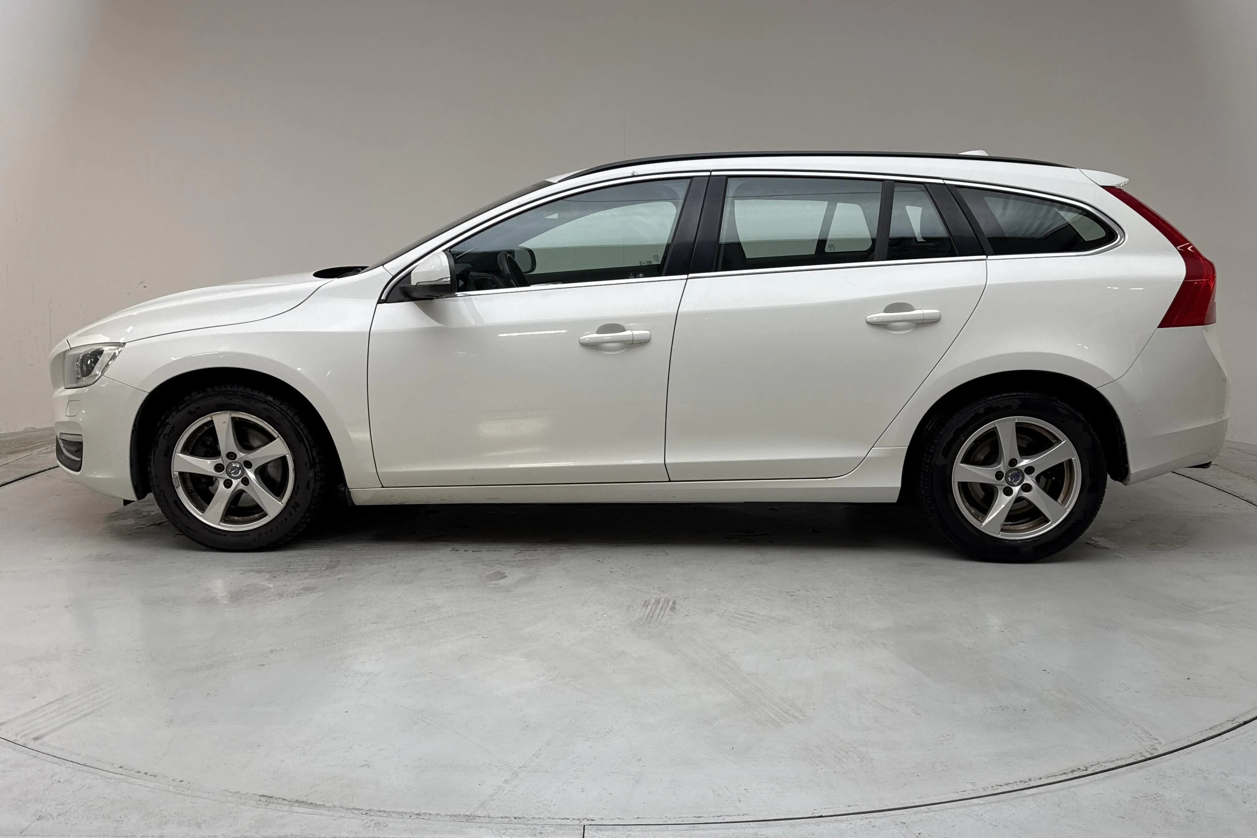 Presentation photo 2 of 13: Volvo V60 D3 (150hk) - 166 370 km - Automatic - white - 2016