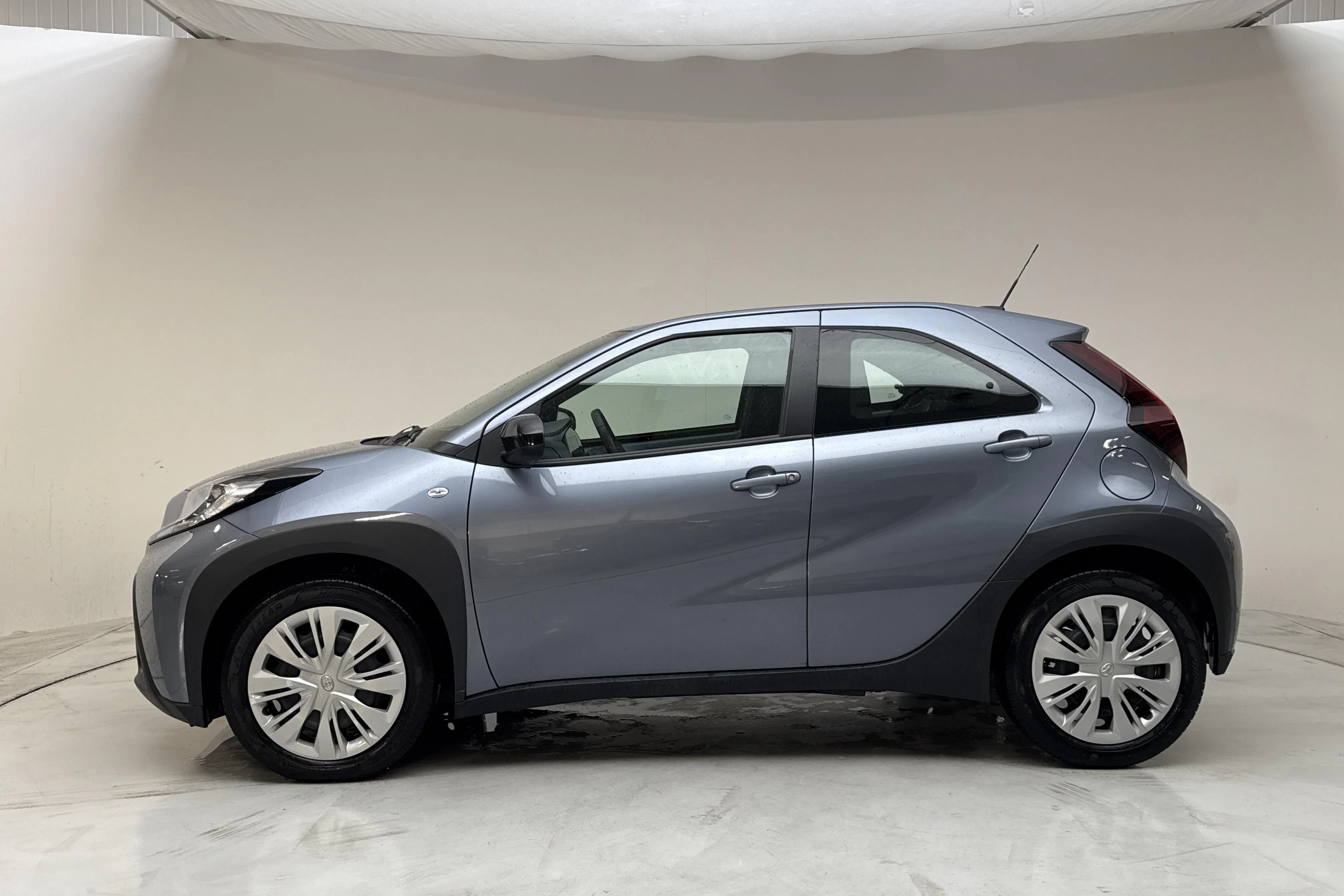 Presentationsfoto 2 av 13: Toyota Aygo X 1.0 5dr (72hk) - 1 836 mil - Automat - grå - 2025