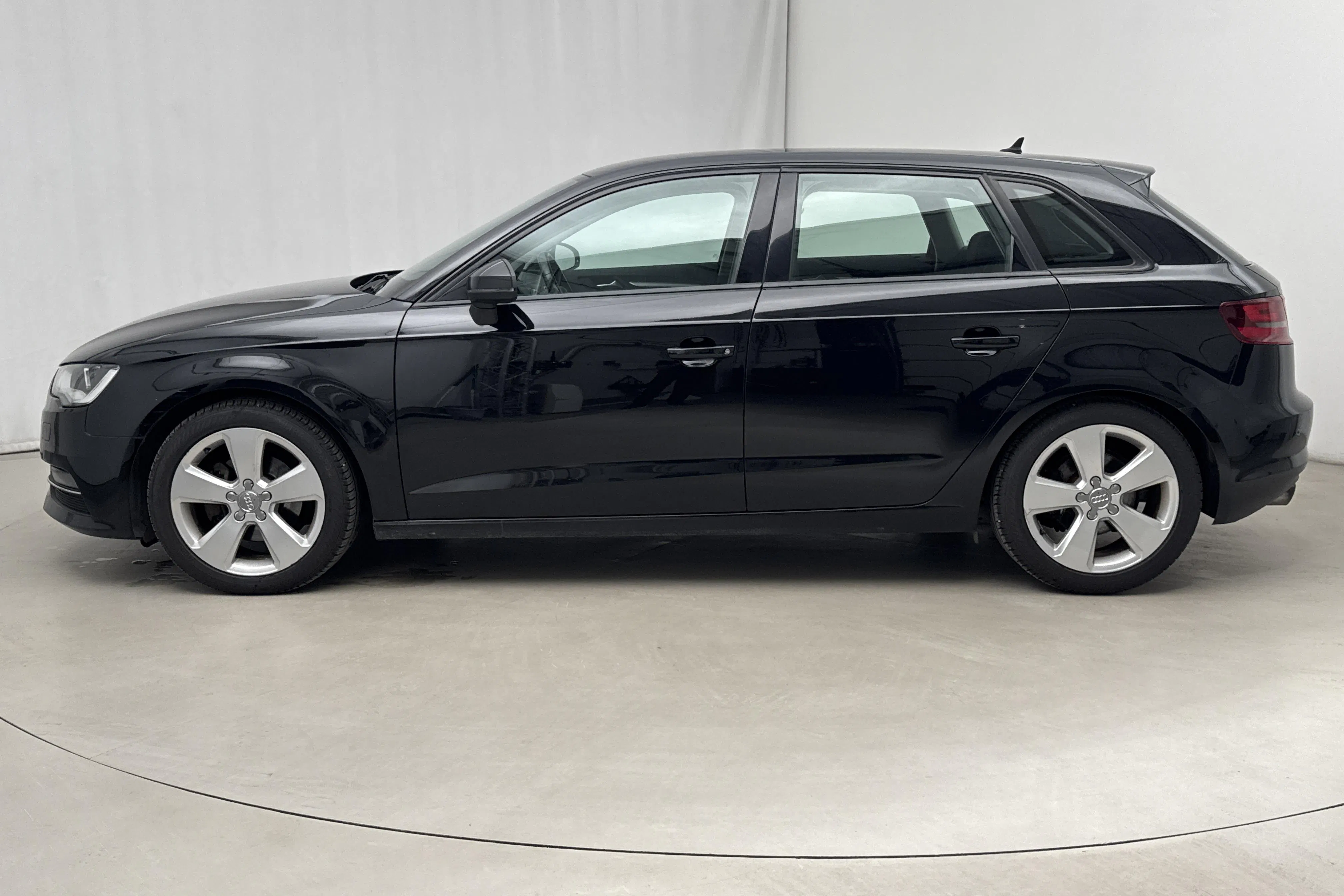 Presentationsfoto 2 av 14: Audi A3 2.0 TDI Sportback (150hk) - 16 535 mil - Automat - svart - 2014