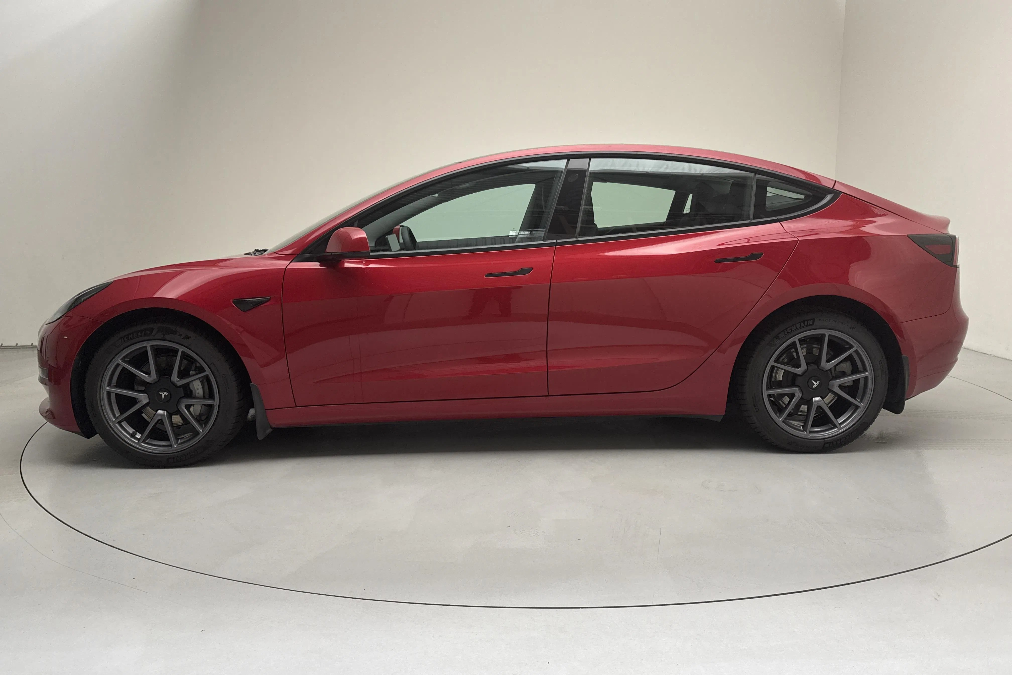 Presentation photo 2 of 18: Tesla Model 3 Long Range Dual Motor AWD - 71 150 km - Automatic - red - 2022