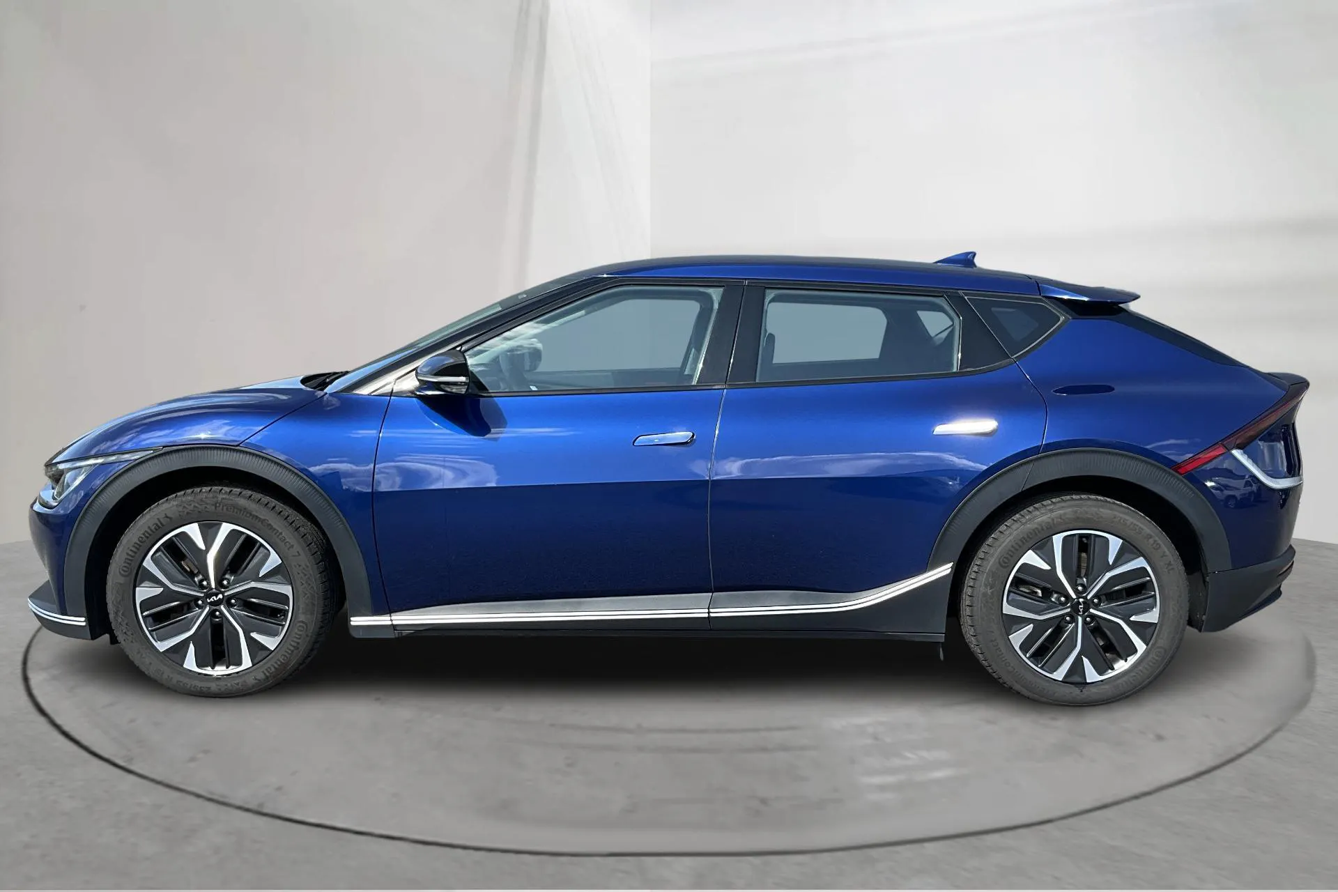 Presentationsfoto 2 av 20: KIA EV6 RWD (228hk) - 9 262 mil - Automat - Mörkblå - 2022