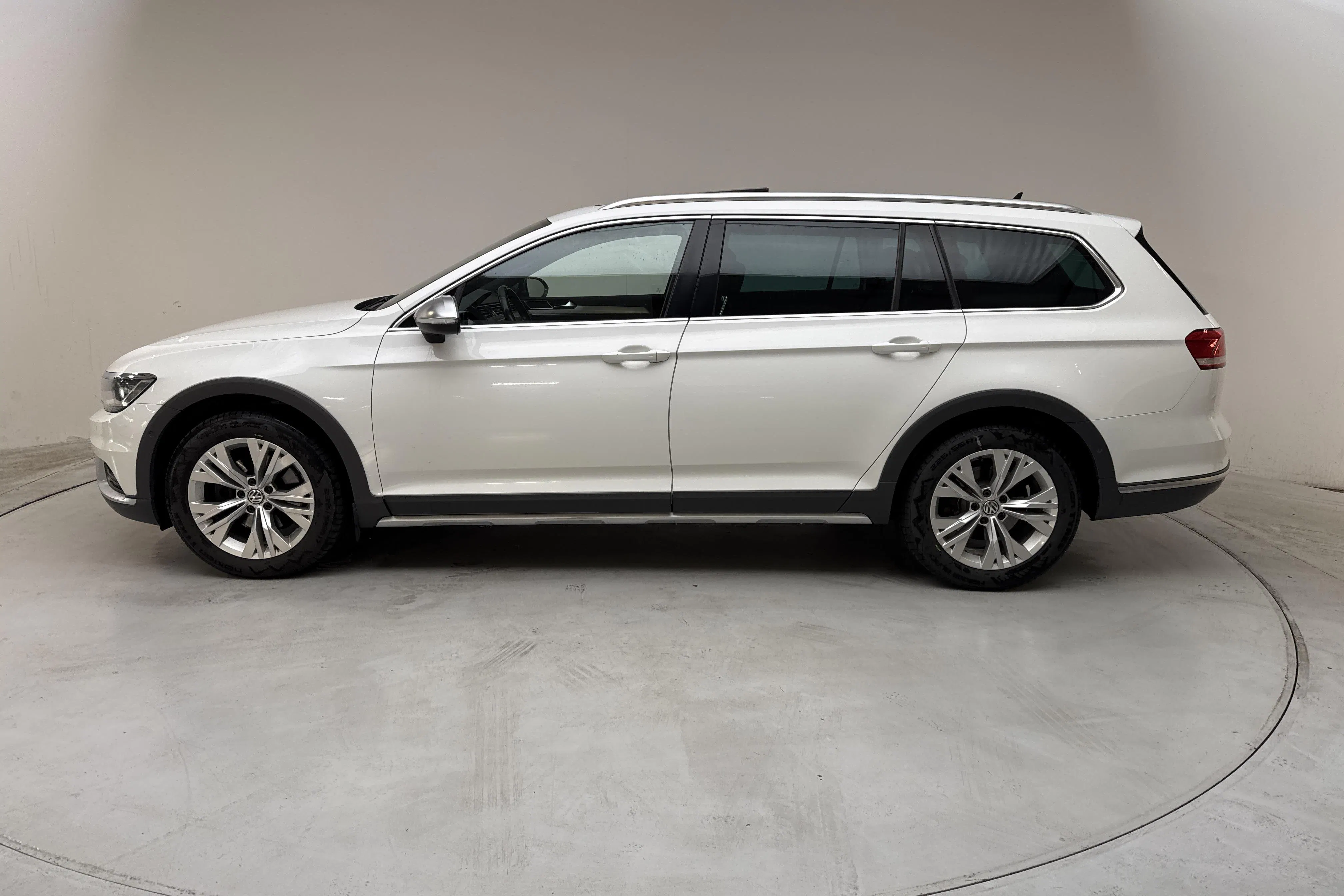 Presentation photo 2 of 16: VW Passat Alltrack 2.0 TDI 4MOTION (190hk) - 185 970 km - Automatic - white - 2019