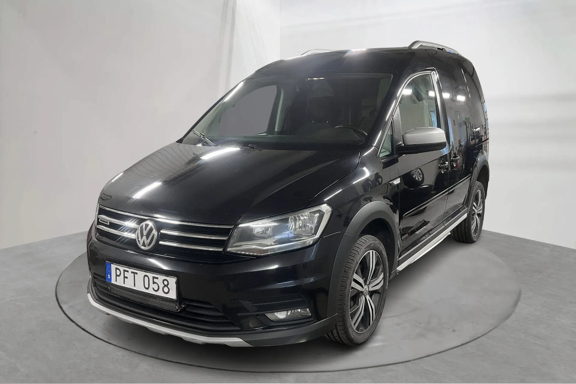 Presentationsfoto 1 av 15: VW Caddy 2.0 TDI Skåp 4MOTION (122hk) - 21 834 mil - Manuell - svart - 2017