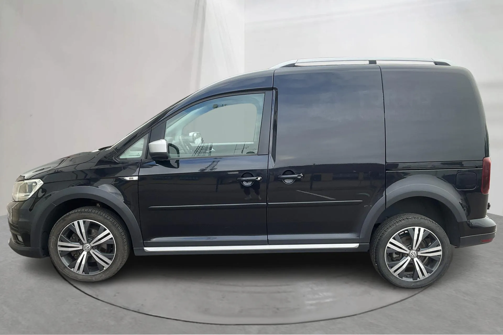 Presentationsfoto 2 av 15: VW Caddy 2.0 TDI Skåp 4MOTION (122hk) - 21 834 mil - Manuell - svart - 2017