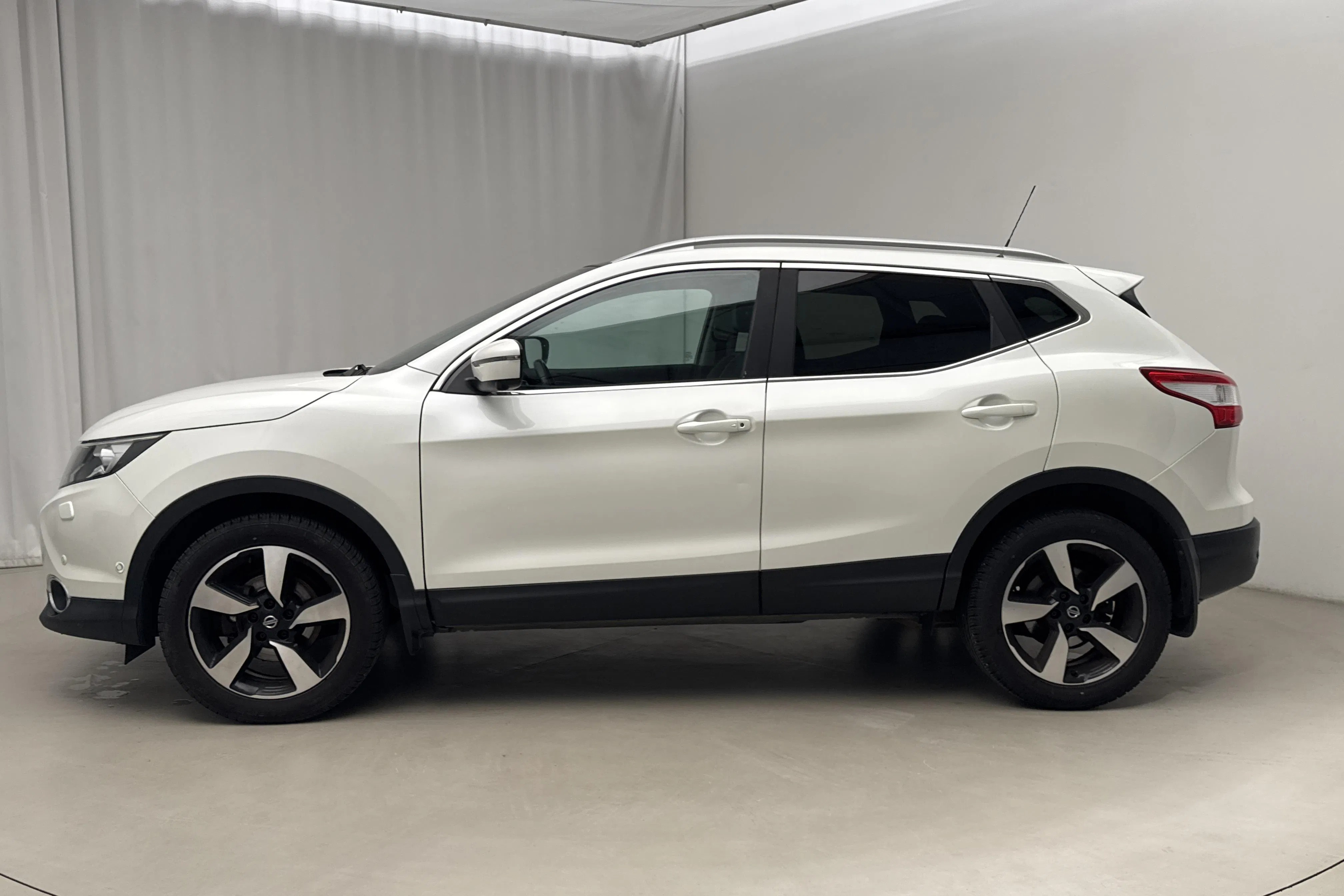 Presentationsfoto 2 av 13: Nissan Qashqai 1.2 (115hk) - 14 662 mil - Automat - vit - 2016