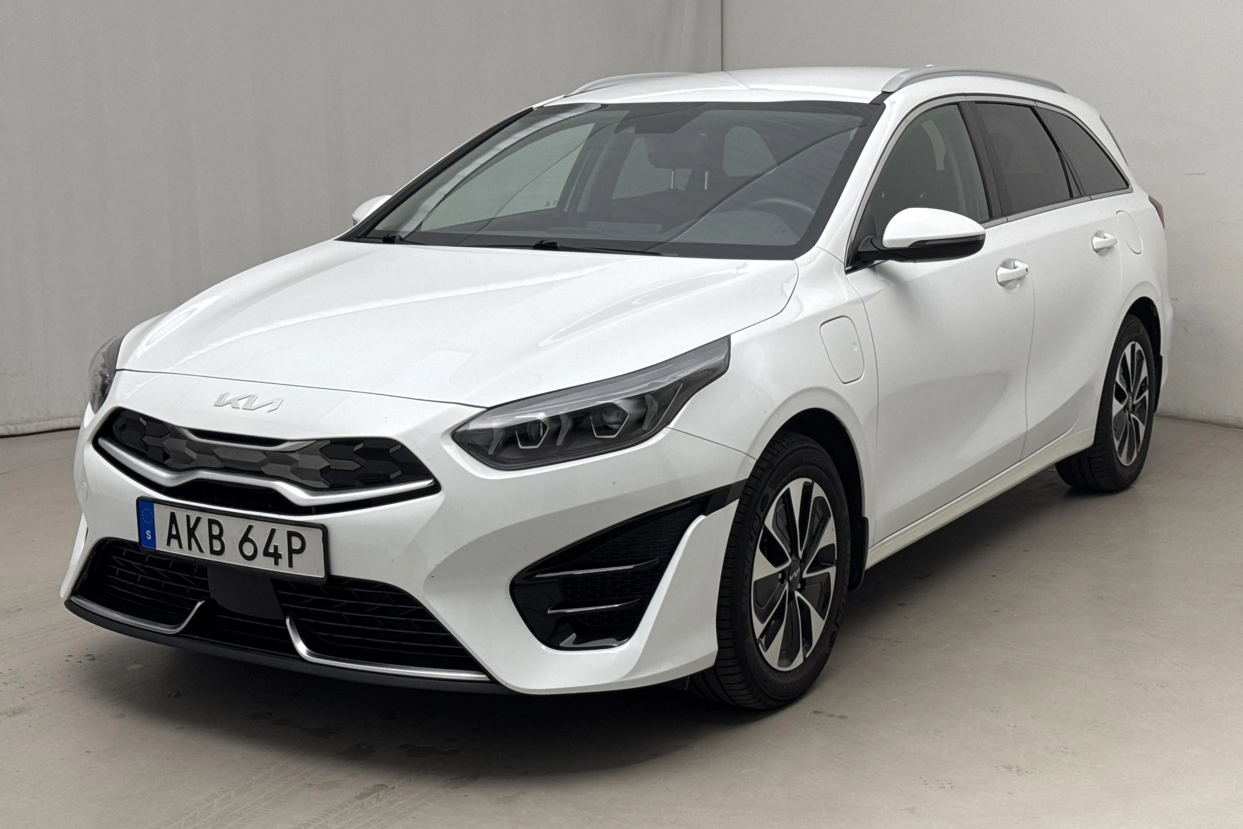 Presentation photo 1 of 21: KIA Ceed 1.6 Plug-in Hybrid SW (141hk) - 50 480 km - Automatic - white - 2023