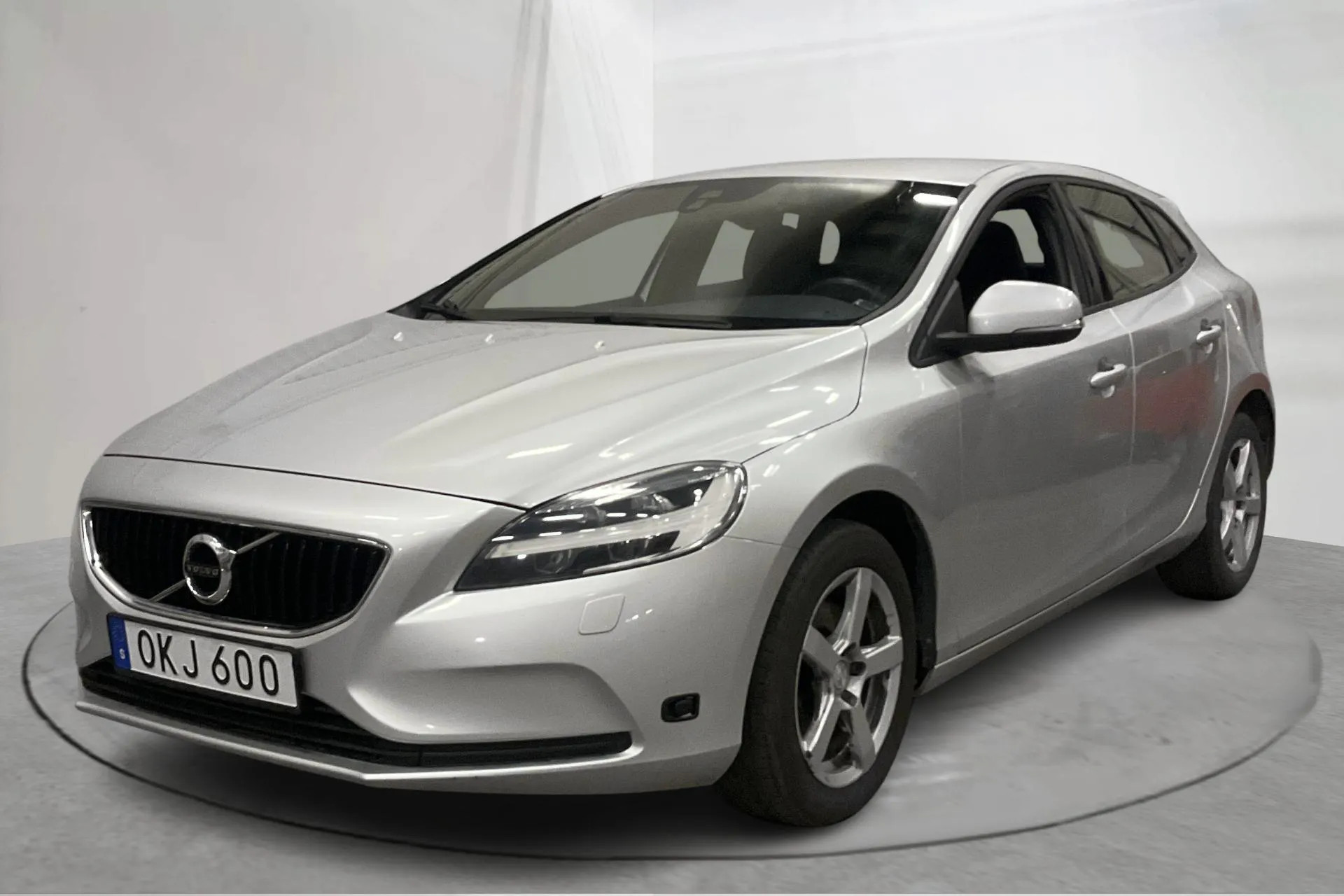 Presentationsfoto 1 av 15: Volvo V40 D3 (150hk) - 15 537 mil - Manuell - silver - 2017