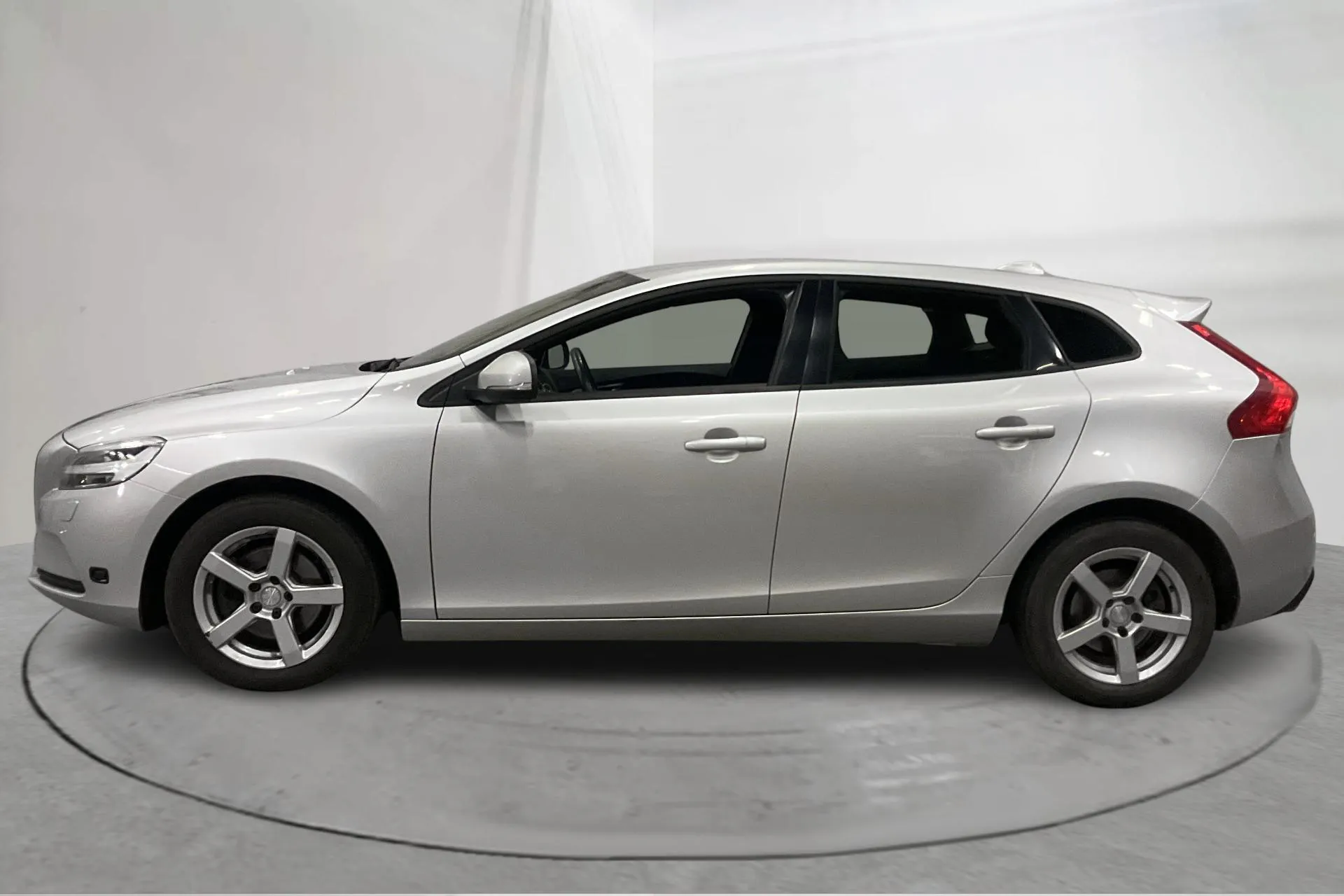 Presentationsfoto 2 av 15: Volvo V40 D3 (150hk) - 15 537 mil - Manuell - silver - 2017