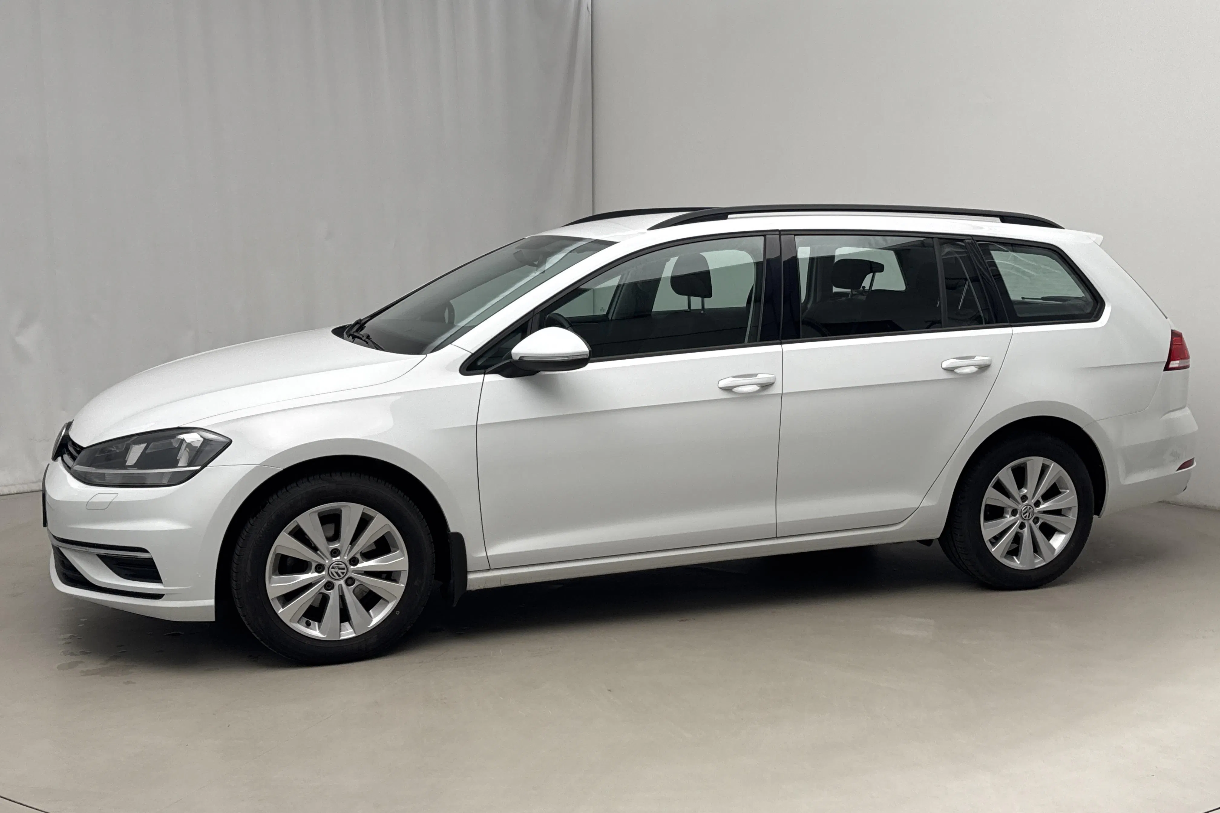 Presentation photo 2 of 16: VW Golf VII 1.0 TSI Sportscombi (110hk) - 112 590 km - Manual - white - 2017