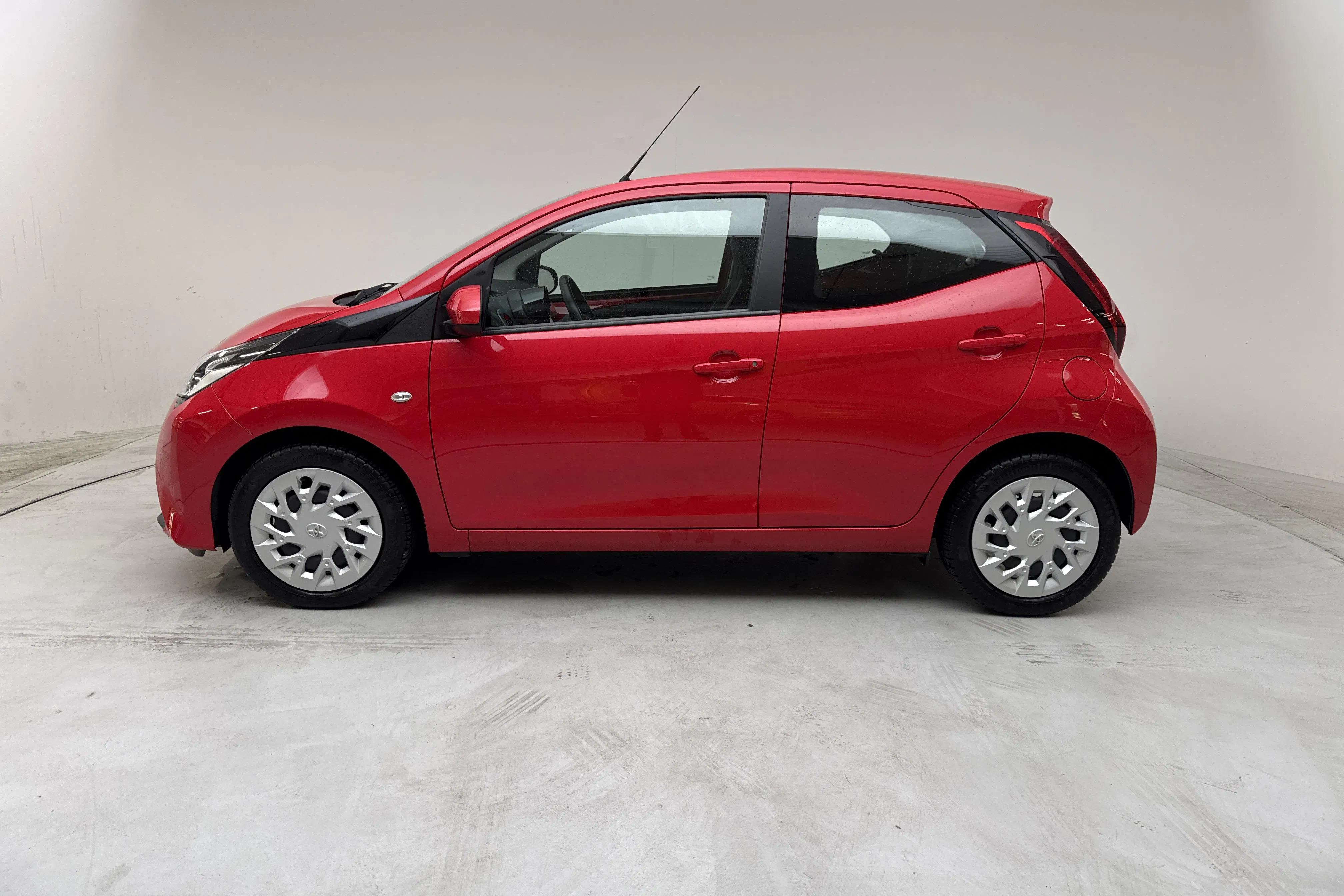 Presentation photo 2 of 14: Toyota Aygo 1.0 5dr (72hk) - 38 040 km - Manual - red - 2020