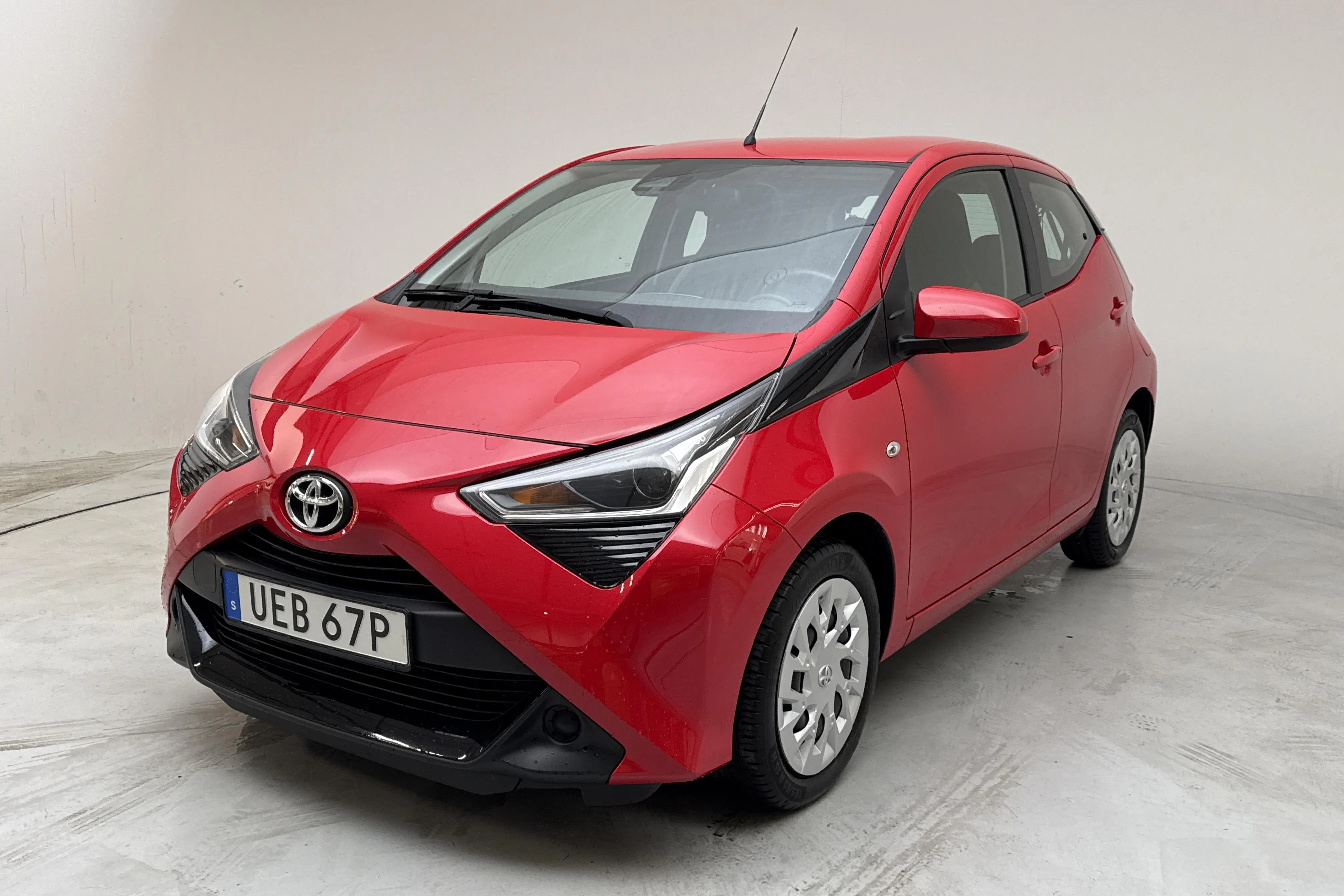 Presentation photo 1 of 14: Toyota Aygo 1.0 5dr (72hk) - 38 040 km - Manual - red - 2020