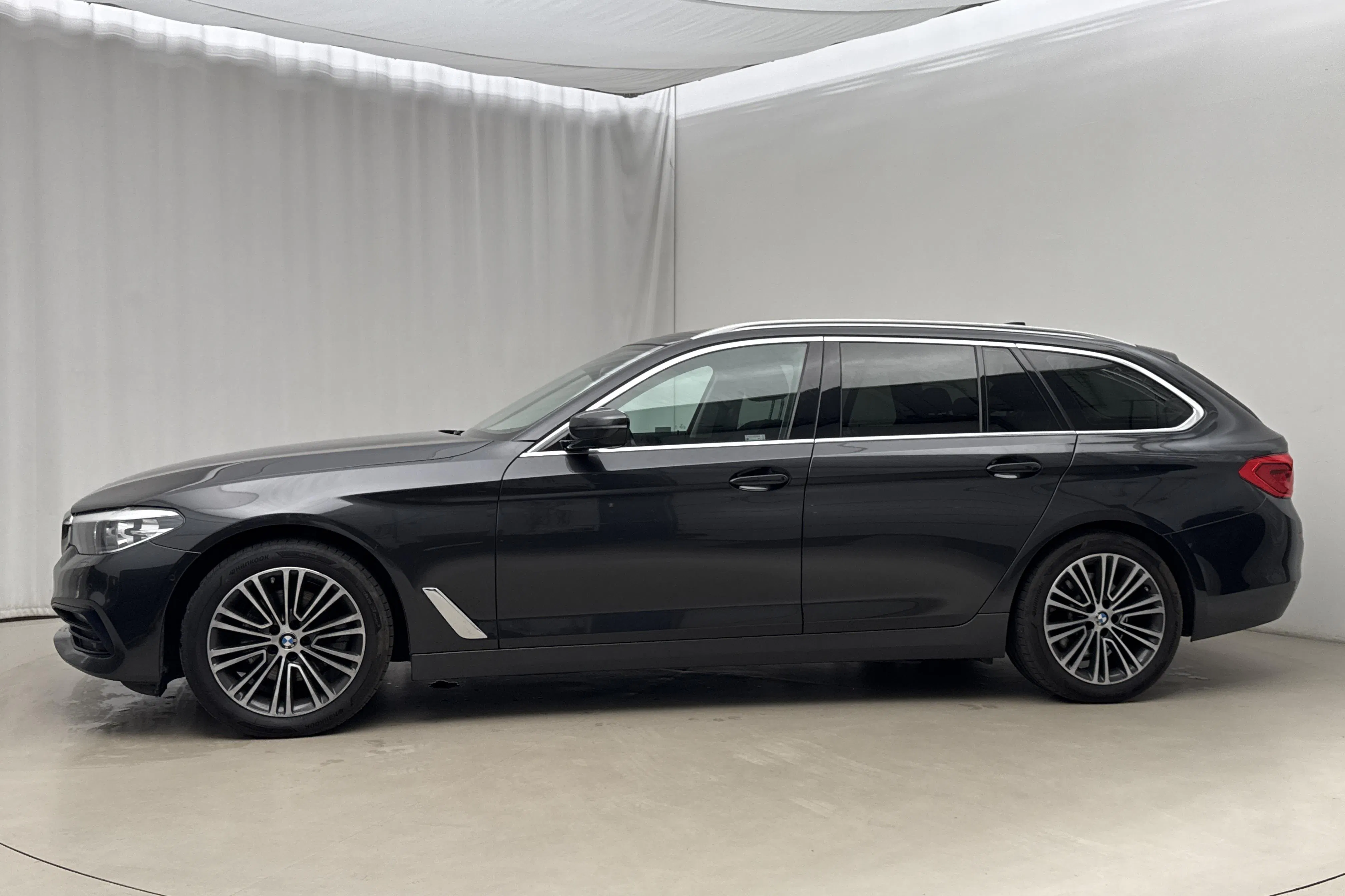 Presentation photo 2 of 22: BMW 520d xDrive Touring, G31 (190hk) - 176 190 km - Automatic - gray - 2019