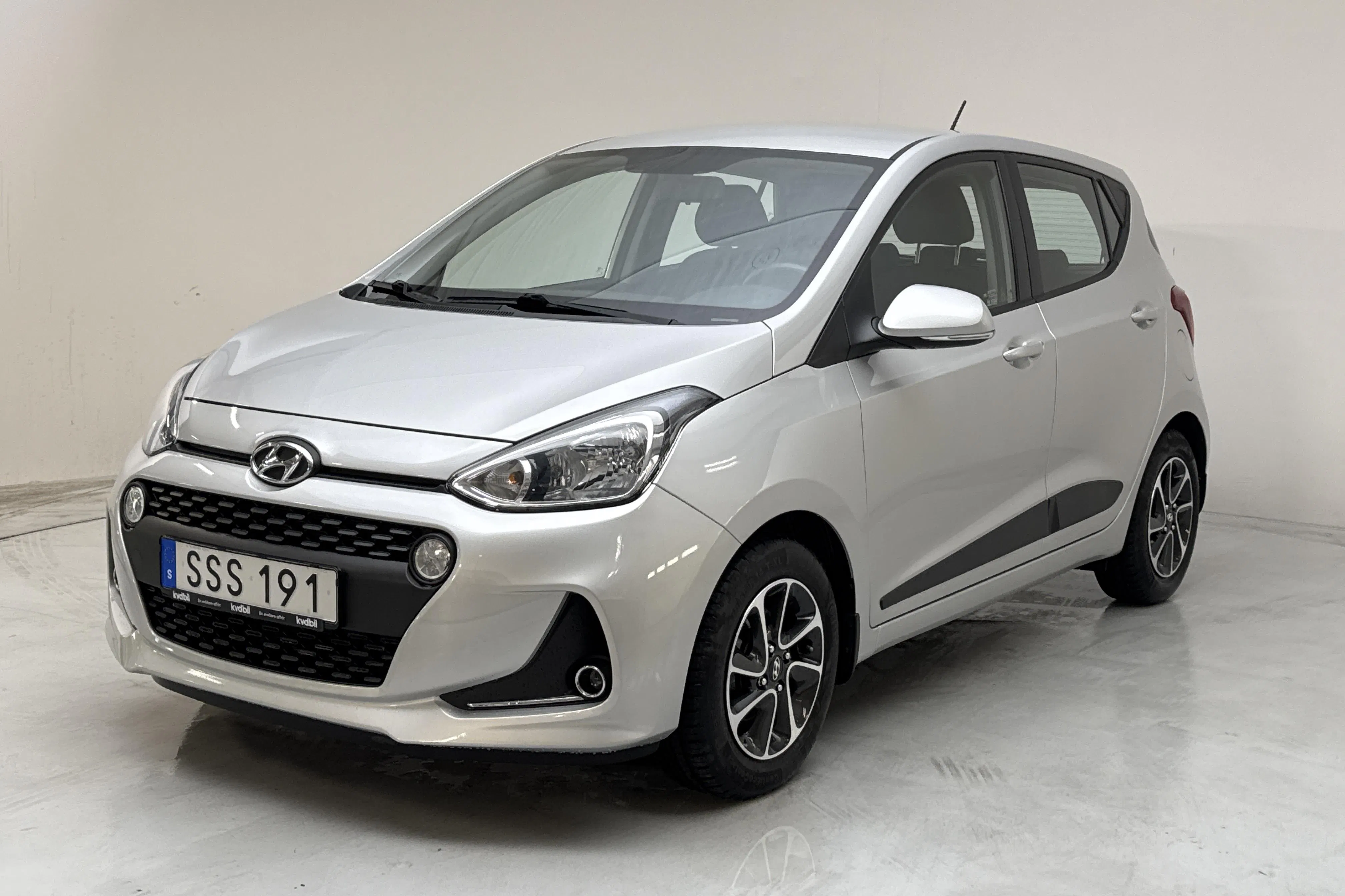 Presentationsfoto 1 av 12: Hyundai i10 1.0 (66hk) - 3 566 mil - Automat - silver - 2019