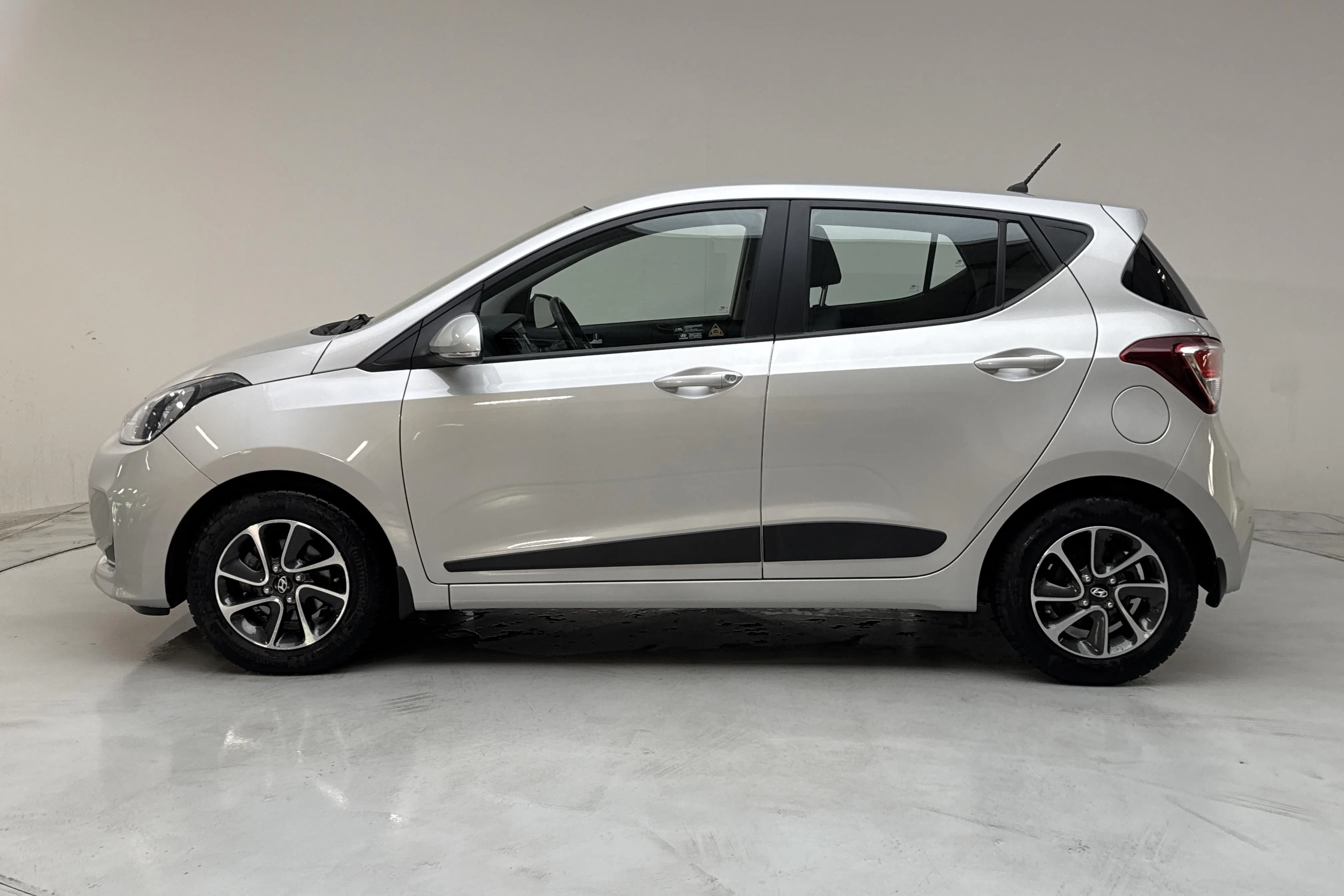 Presentationsfoto 2 av 12: Hyundai i10 1.0 (66hk) - 3 566 mil - Automat - silver - 2019