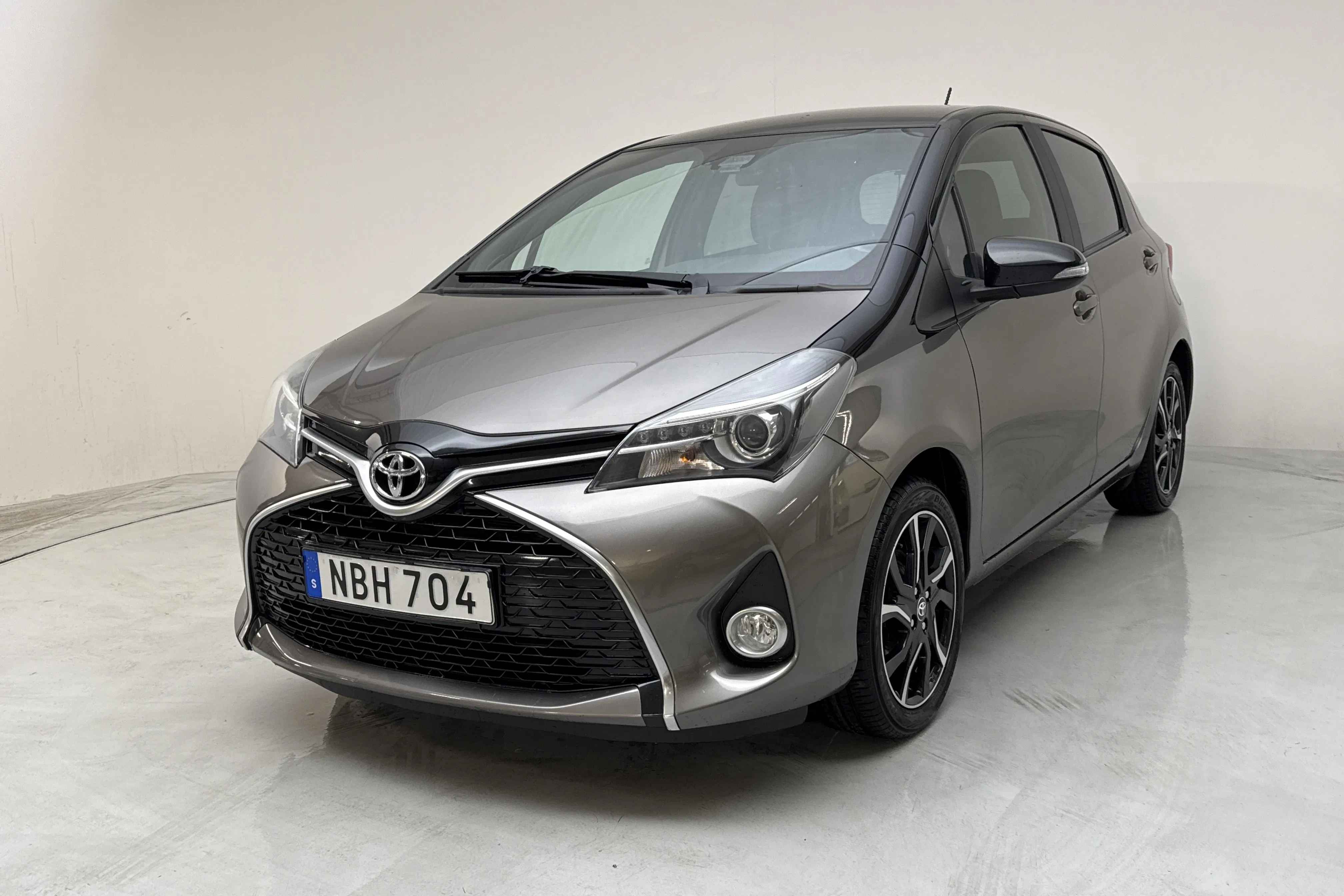 Presentationsfoto 1 av 12: Toyota Yaris 1.33 5dr (100hk) - 8 597 mil - Manuell - Mörkgrå - 2016