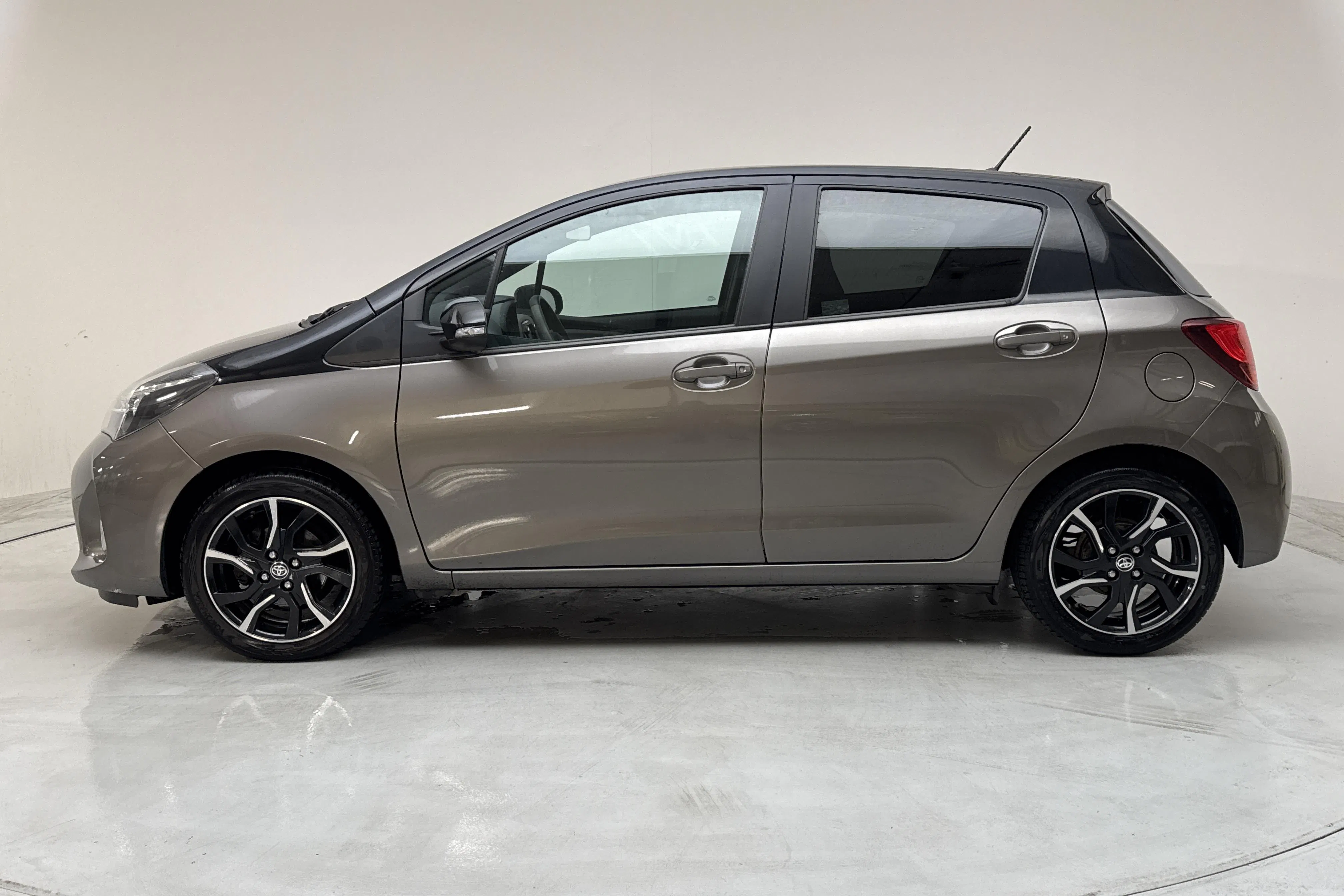 Presentationsfoto 2 av 12: Toyota Yaris 1.33 5dr (100hk) - 8 597 mil - Manuell - Mörkgrå - 2016