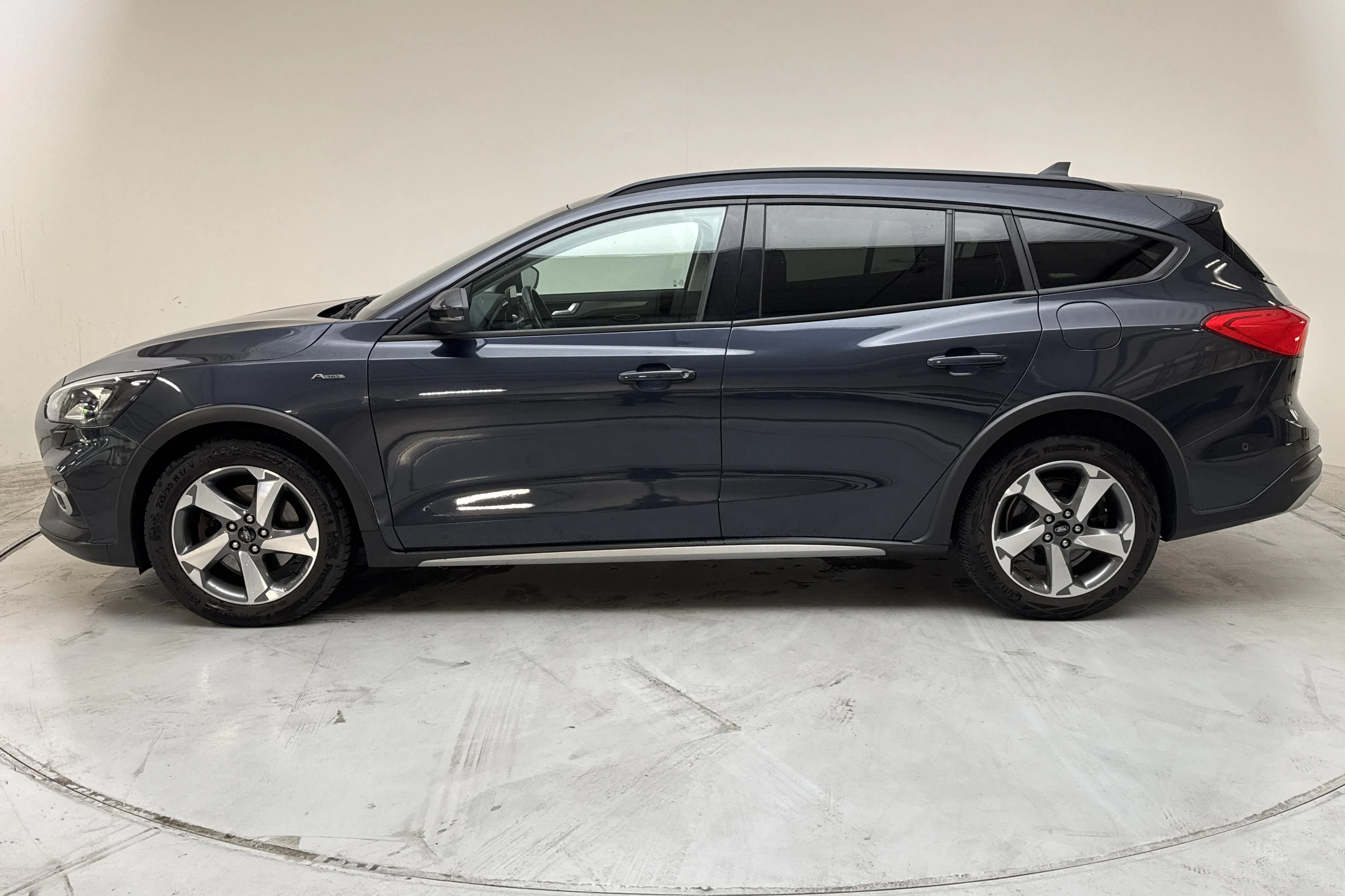 Presentationsfoto 2 av 13: Ford Focus 1.0 EcoBoost Kombi (125hk) - 5 397 mil - Manuell - blå - 2020