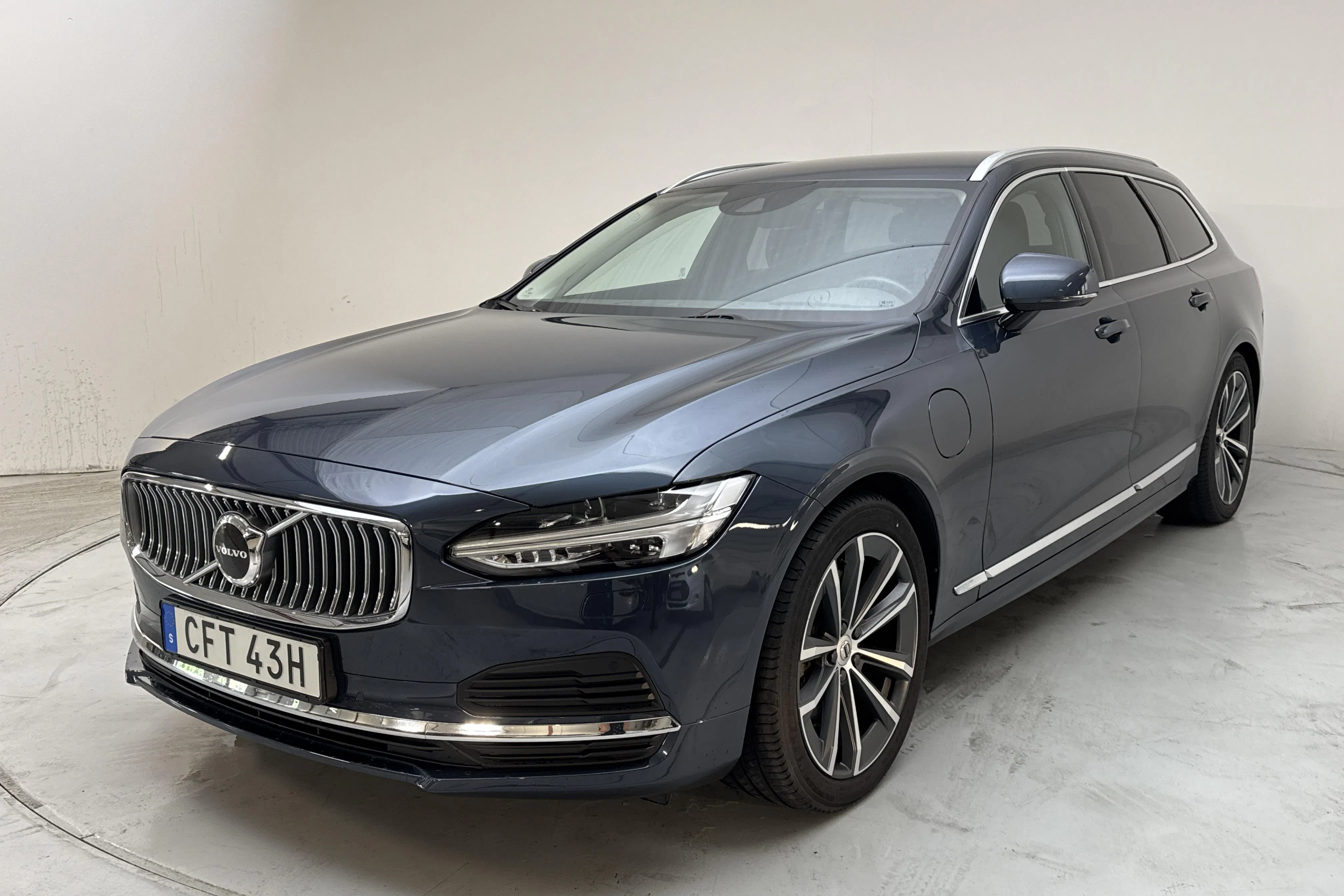 Presentationsfoto 1 av 18: Volvo V90 T6 AWD Twin Engine (340hk) - 2 706 mil - Automat - Mörkblå - 2021