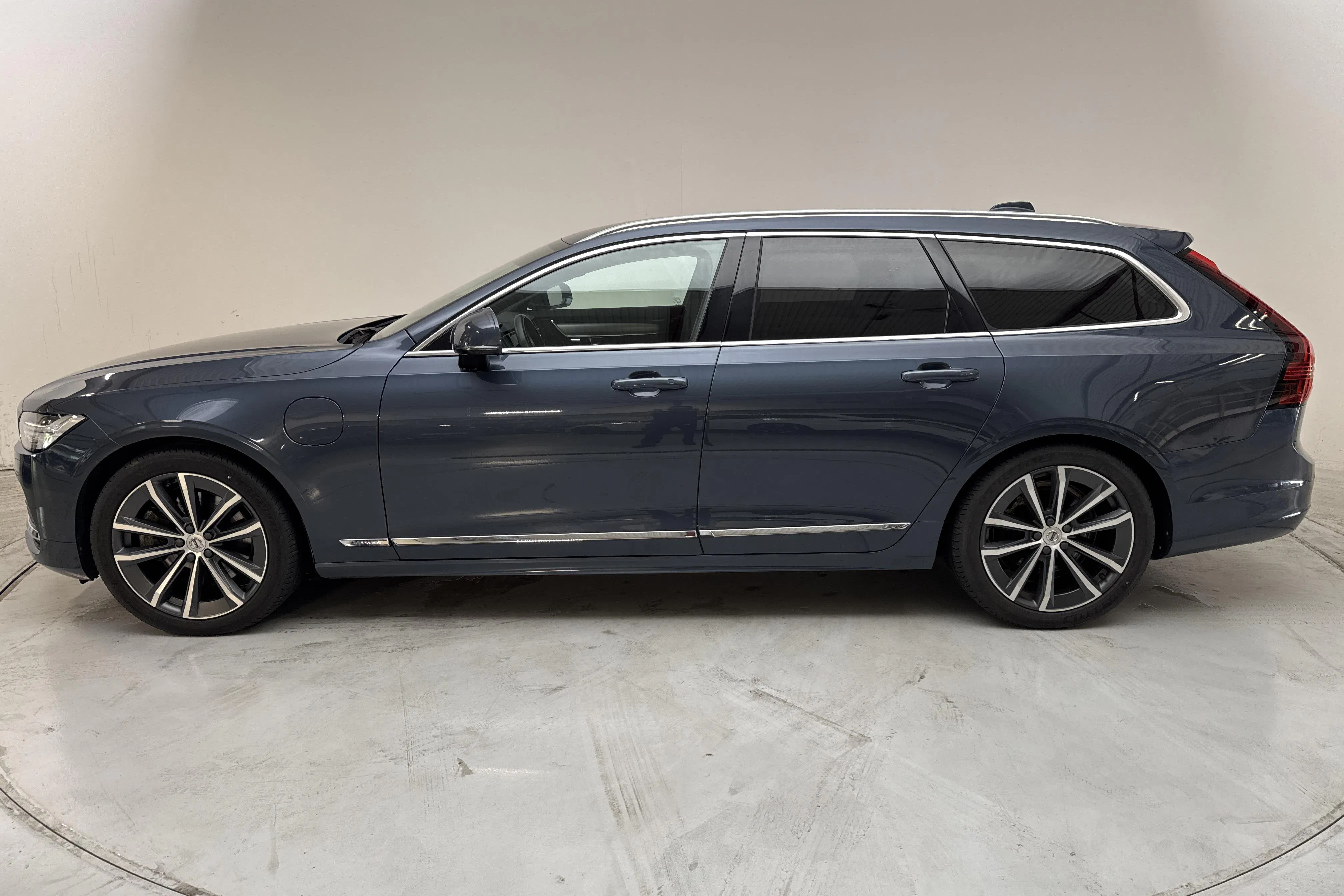 Presentationsfoto 2 av 18: Volvo V90 T6 AWD Twin Engine (340hk) - 2 706 mil - Automat - Mörkblå - 2021