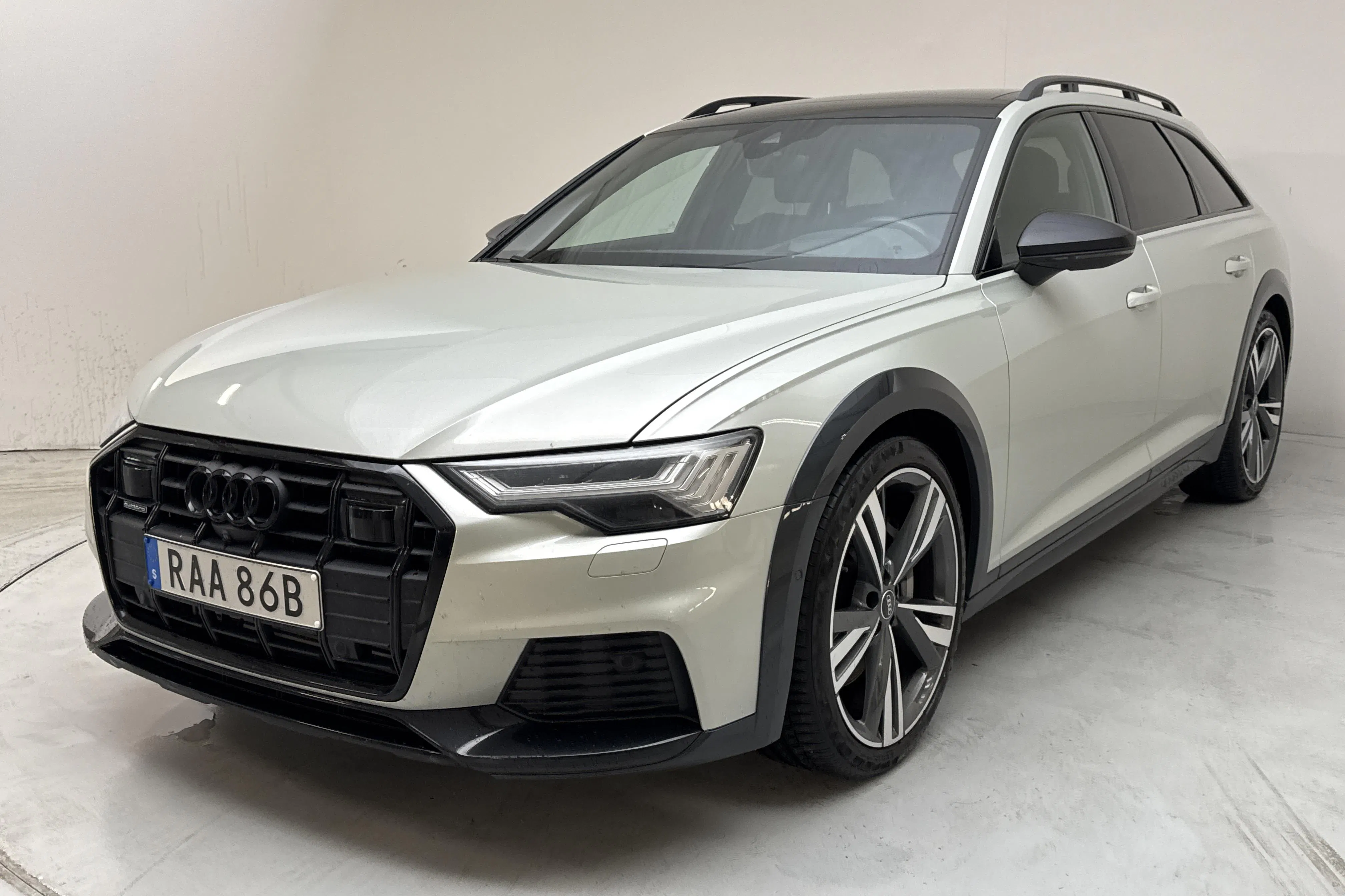 Presentationsfoto 1 av 18: Audi A6 Allroad 55 TFSI quattro (340hk) - 11 938 mil - Automat - silver - 2022