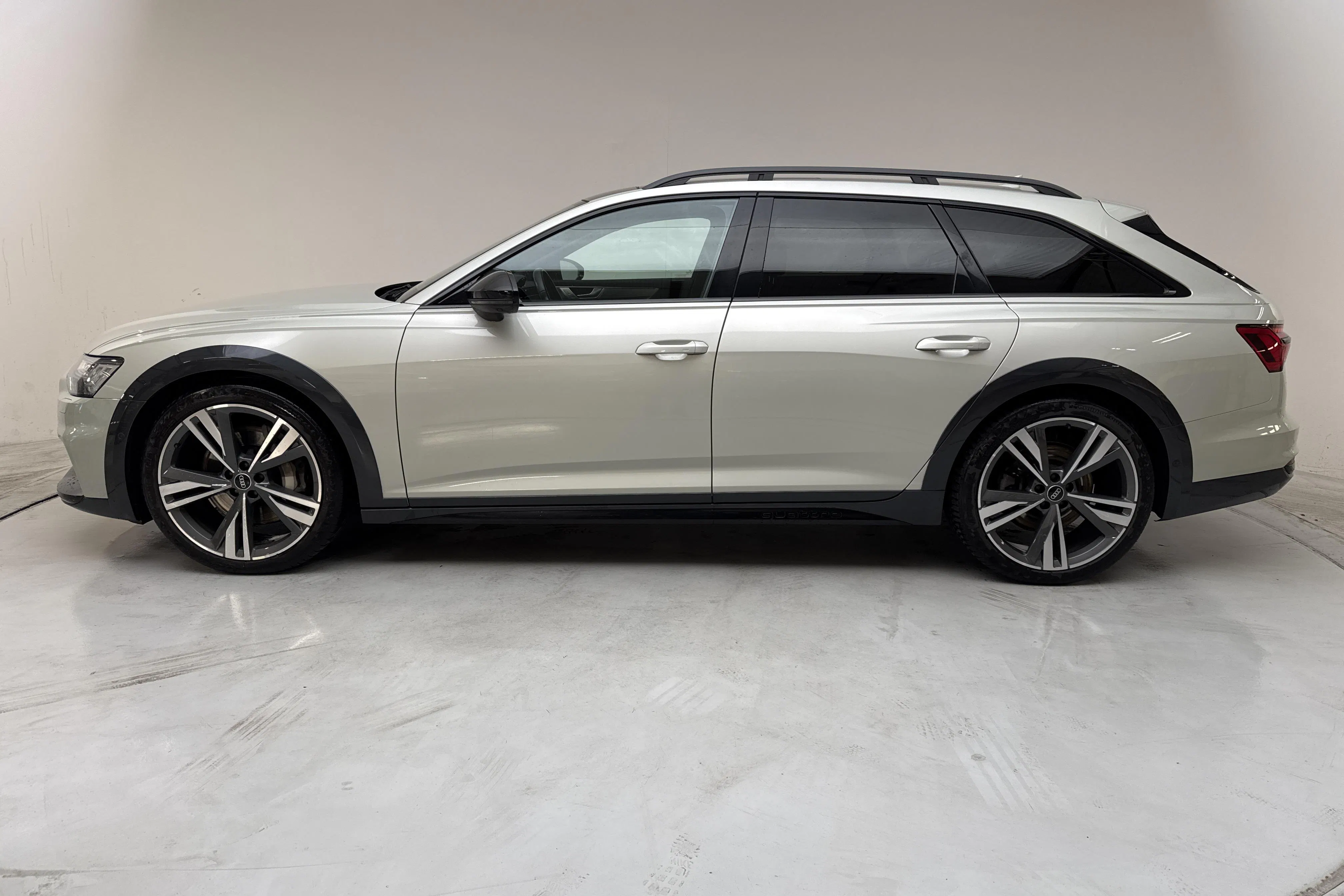 Presentationsfoto 2 av 18: Audi A6 Allroad 55 TFSI quattro (340hk) - 11 938 mil - Automat - silver - 2022