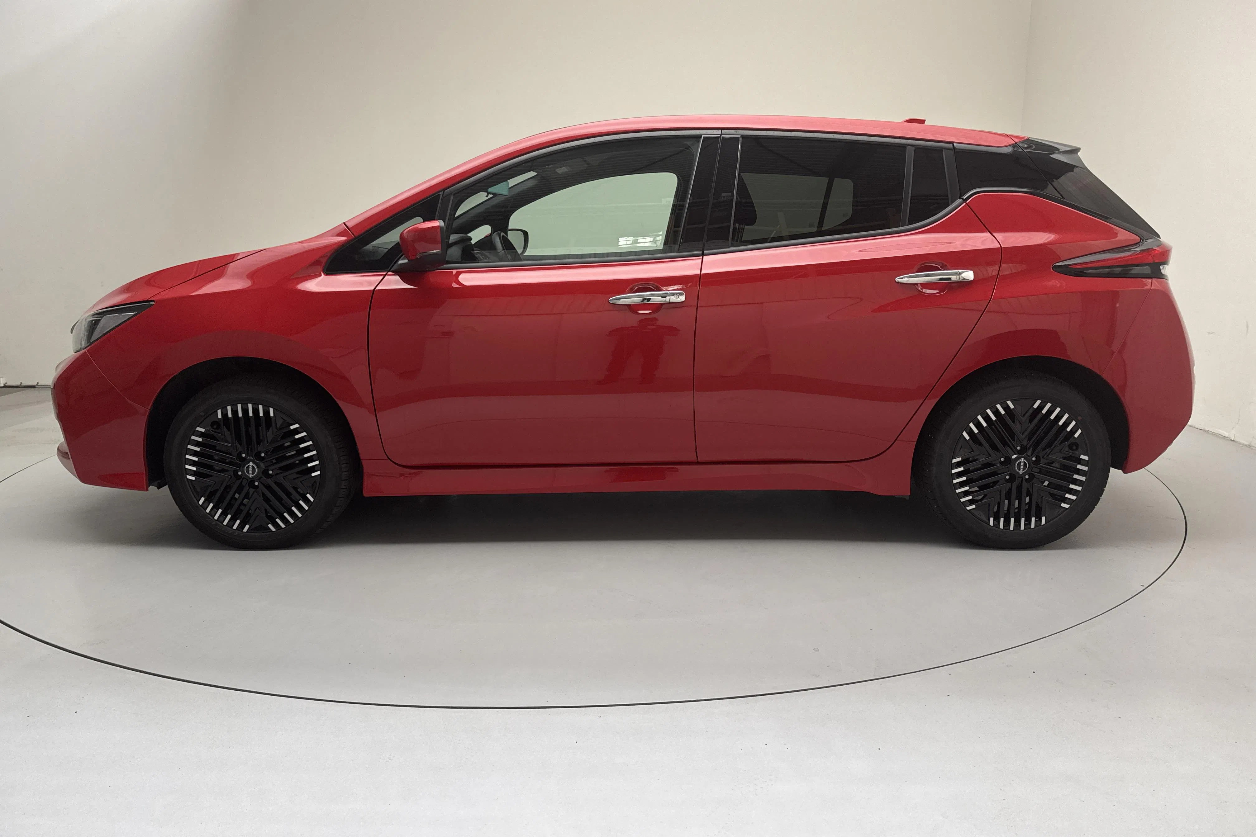 Presentationsfoto 2 av 18: Nissan LEAF 5dr 59kWh (214hk) - 3 935 mil - Automat - röd - 2023