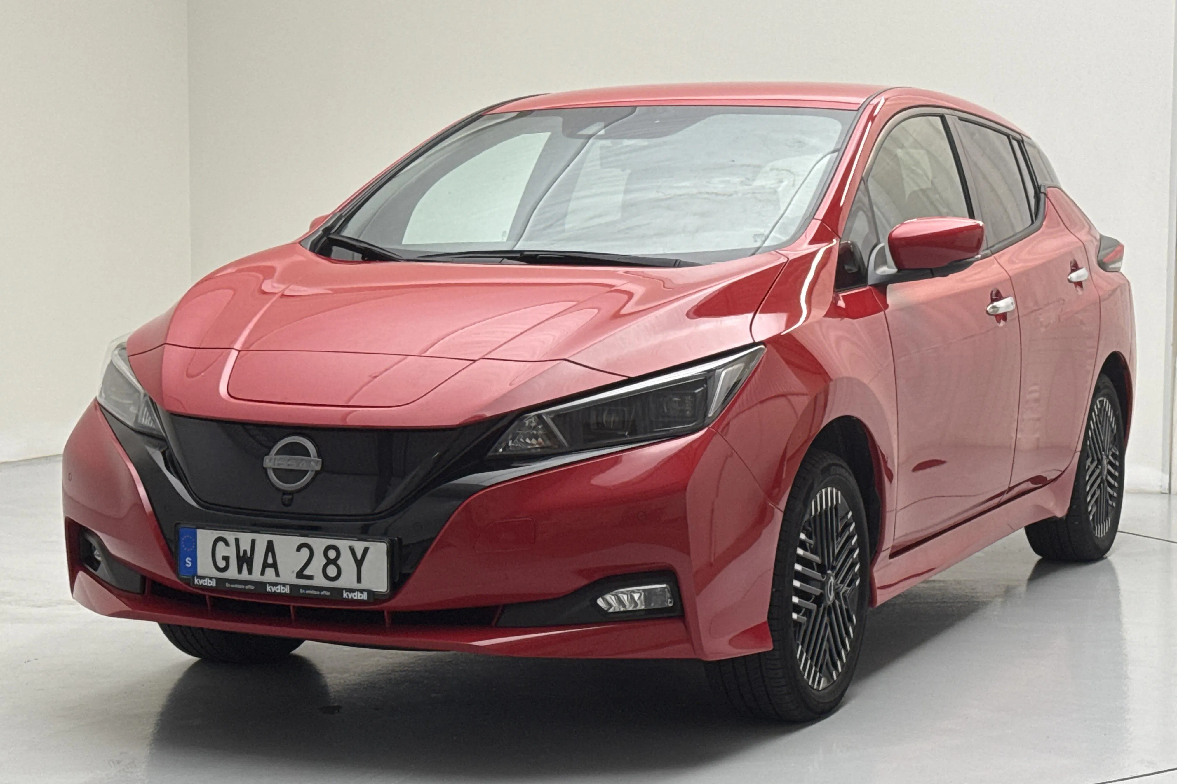 Presentationsfoto 1 av 18: Nissan LEAF 5dr 59kWh (214hk) - 3 935 mil - Automat - röd - 2023