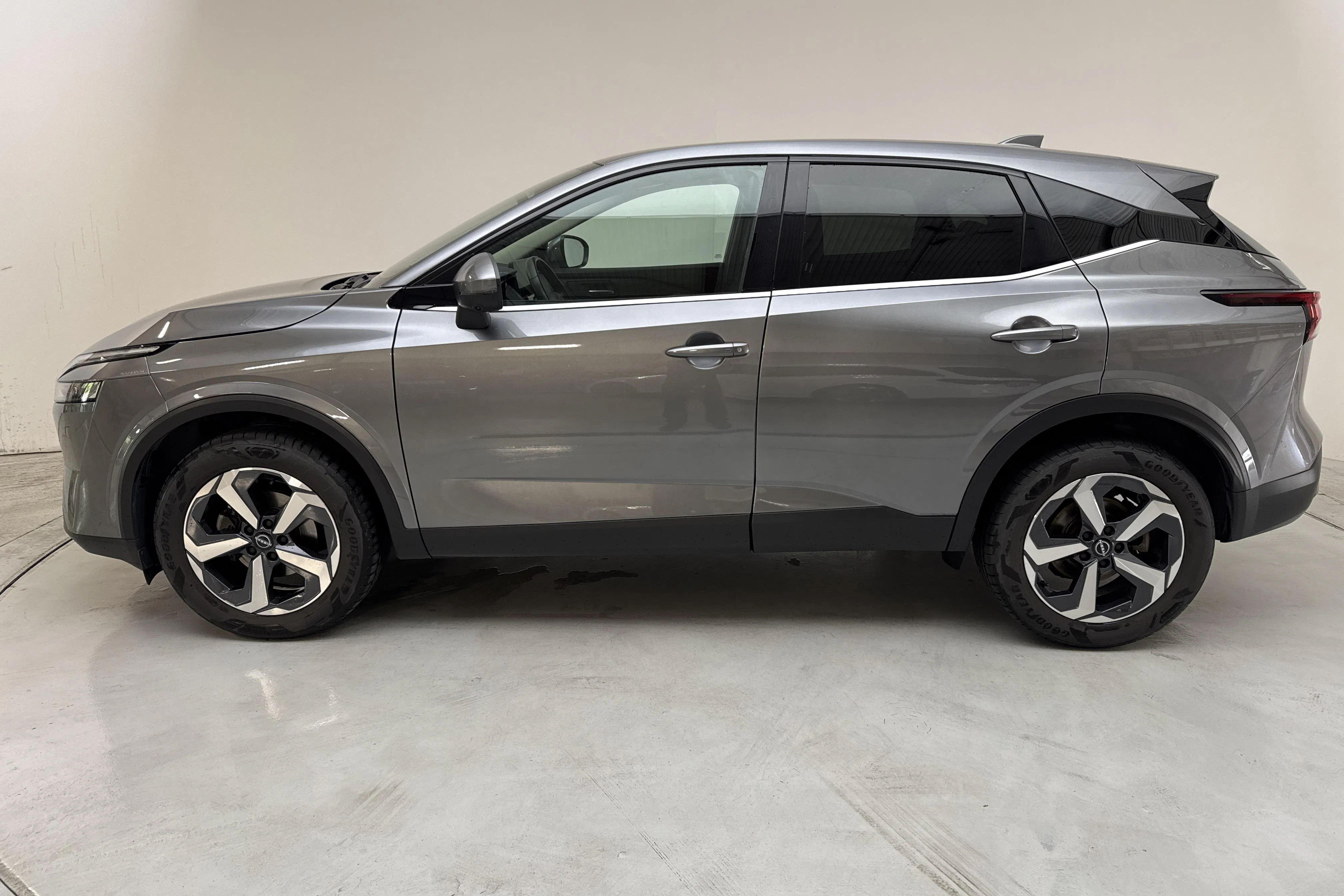 Presentationsfoto 2 av 13: Nissan Qashqai 1.3 MHEV (140hk) - 4 260 mil - Manuell - grå - 2023