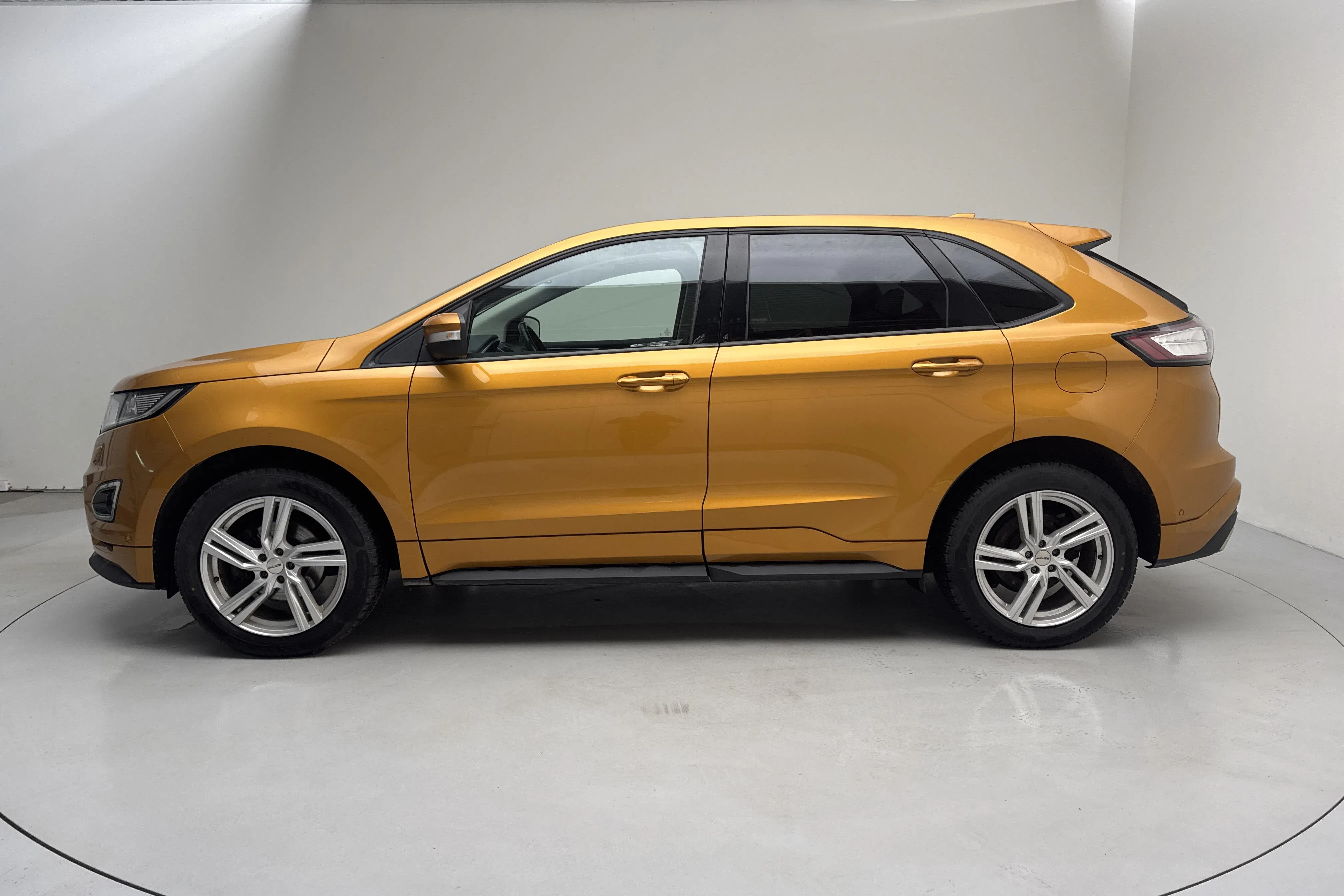 Presentationsfoto 2 av 15: Ford Edge 2.0 TDCi (210hk) - 15 587 mil - Automat - orange - 2016