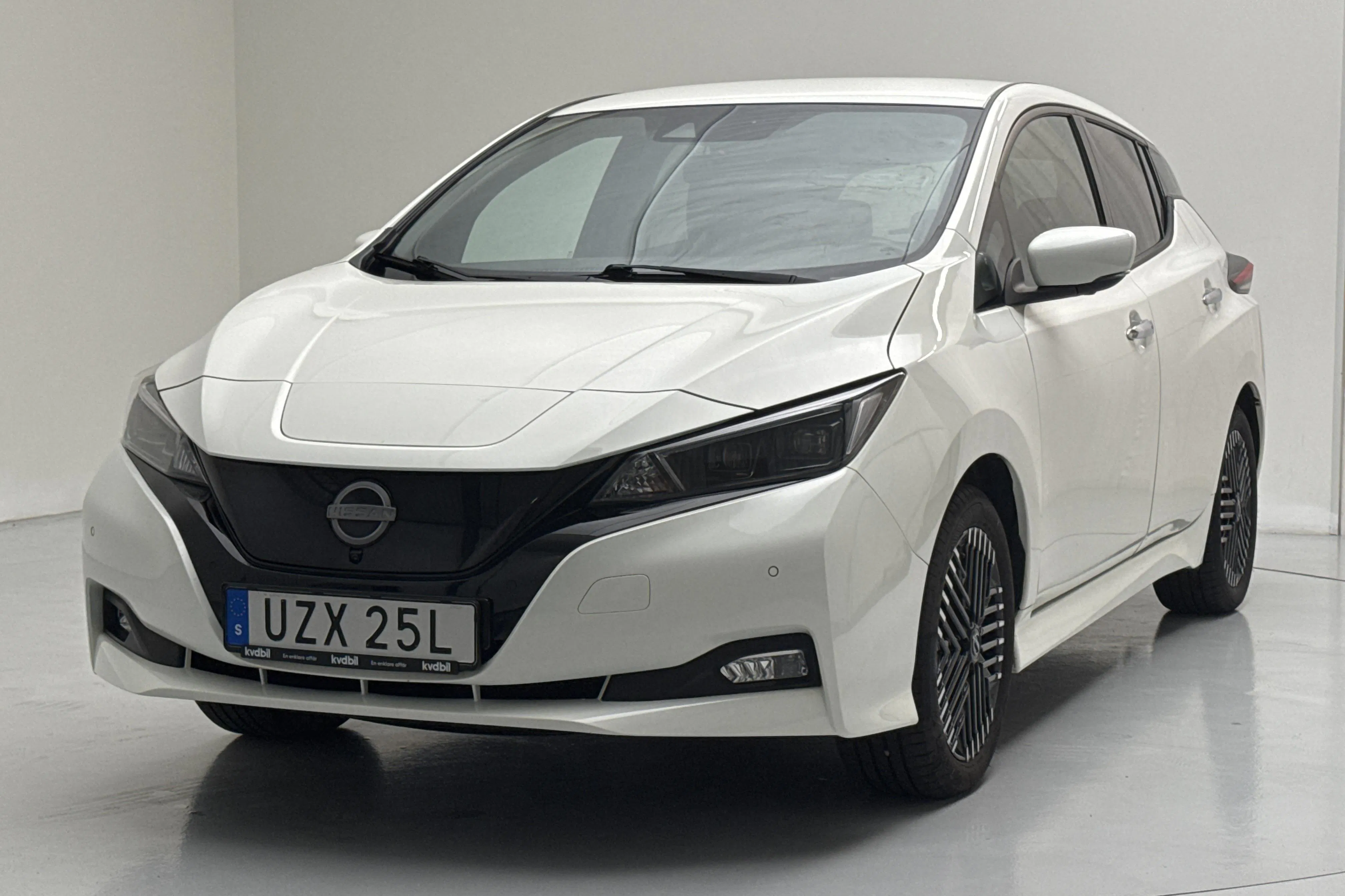 Presentationsfoto 1 av 16: Nissan LEAF 5dr 39kWh (150hk) - 4 819 mil - Automat - vit - 2023
